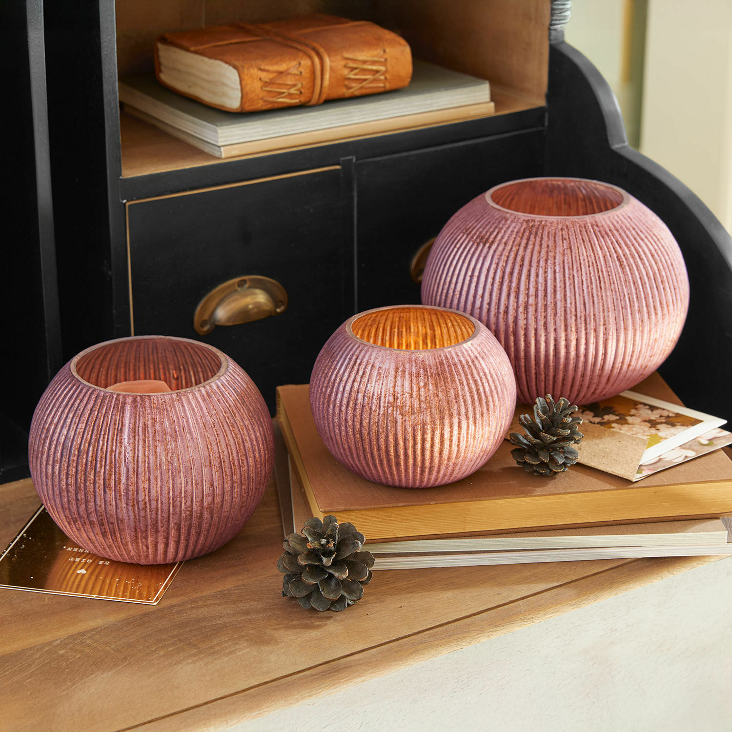 Windlicht set van 3 Jalimeen Set van drie roze geribbelde glazen theelichthouders op houten tafel met natuurlijke decoratie