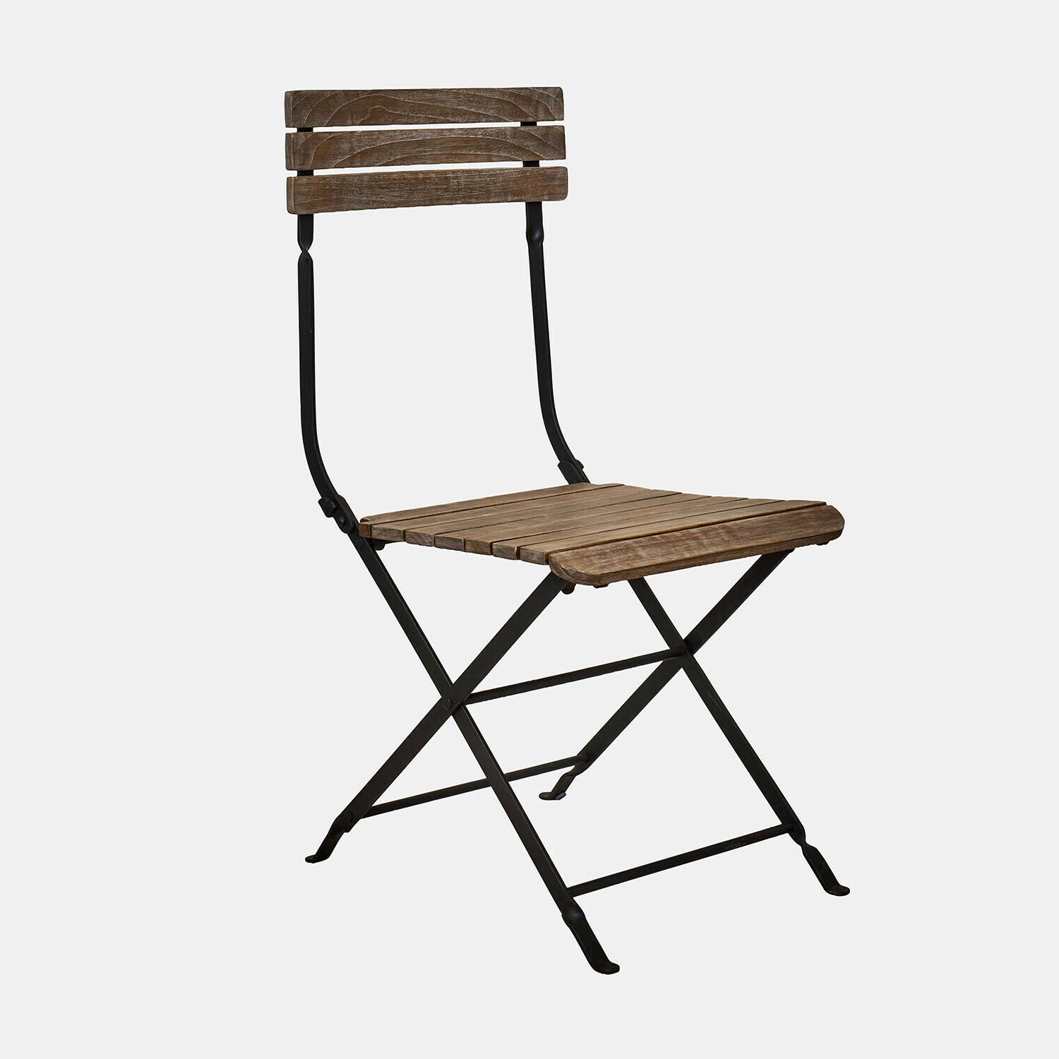 Opvouwbare stoel van bruin hout met zwart metalen frame, geschikt voor binnen en buiten