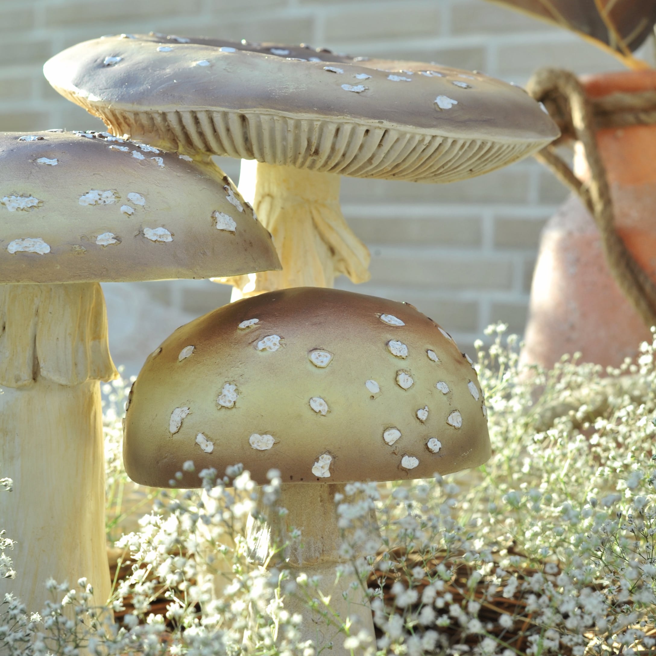 Decoratieve bruine paddenstoelen met witte vlekken voor herfstinterieurdecoratie