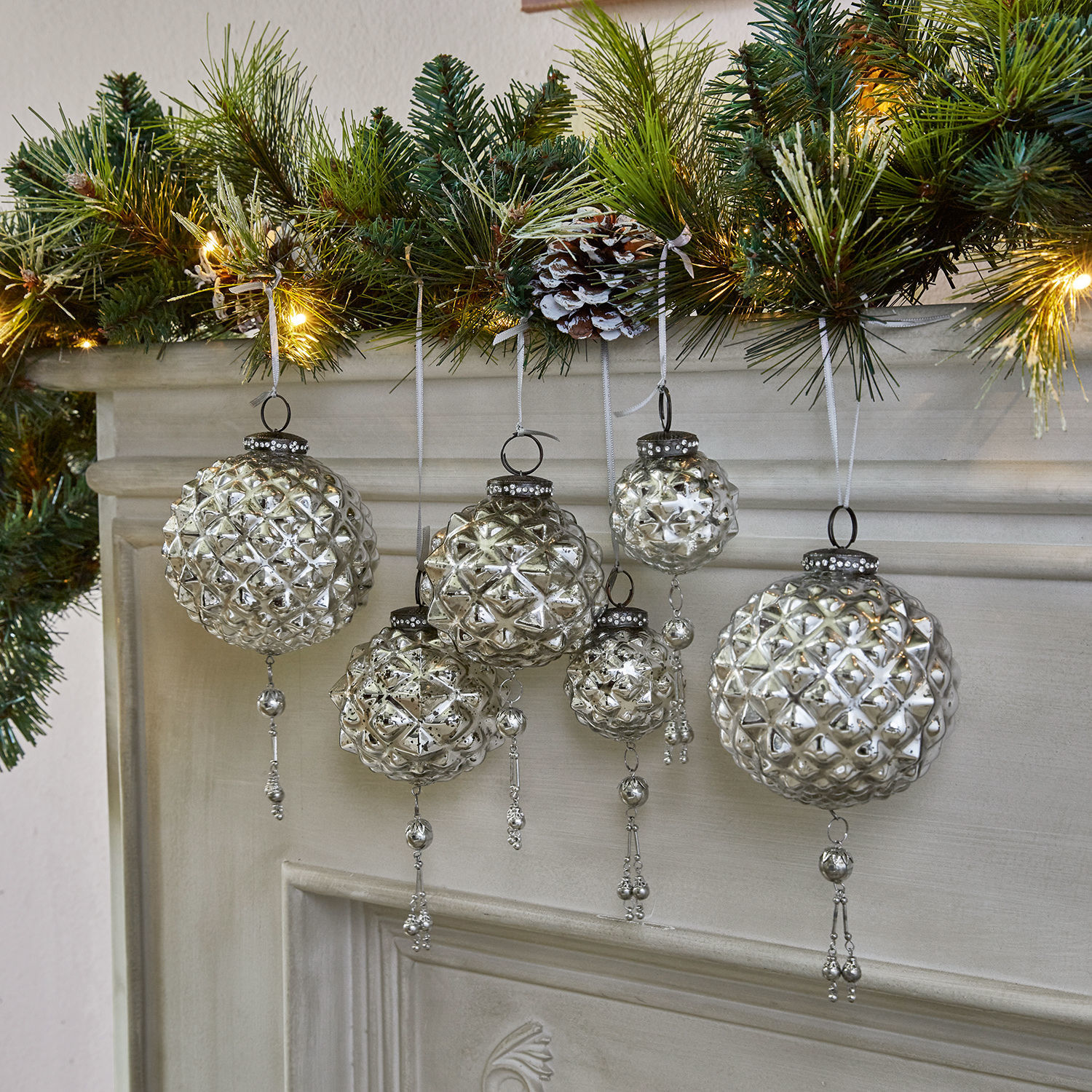 Kerstversiering set van 6 Murron Zilveren glazen kerstballen met hangende versieringen voor een open haard en groene takken met lichtjes