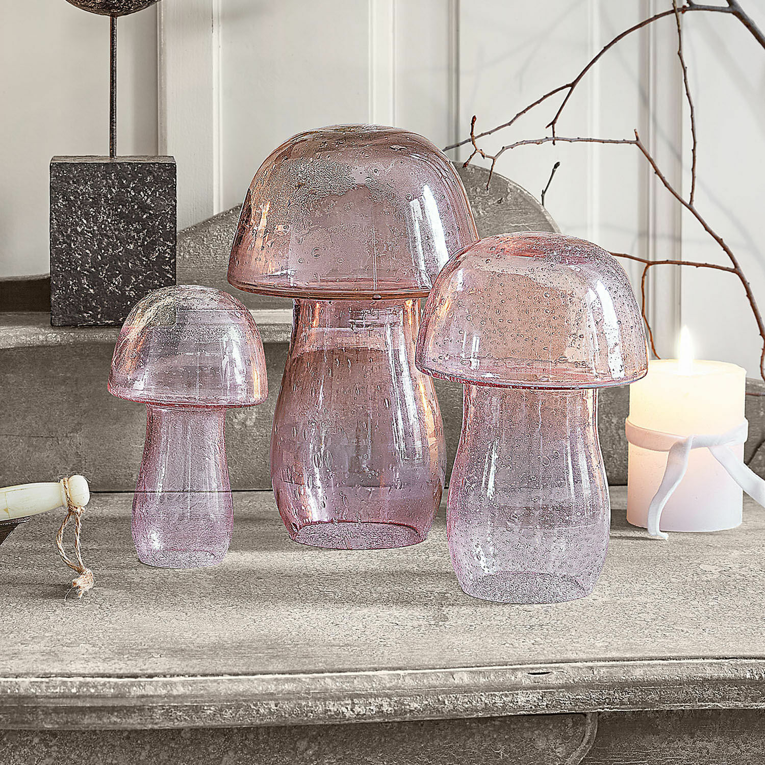 Set van drie decoratieve roze glazen paddenstoelen op een grijze tafel, interieurdecoratie