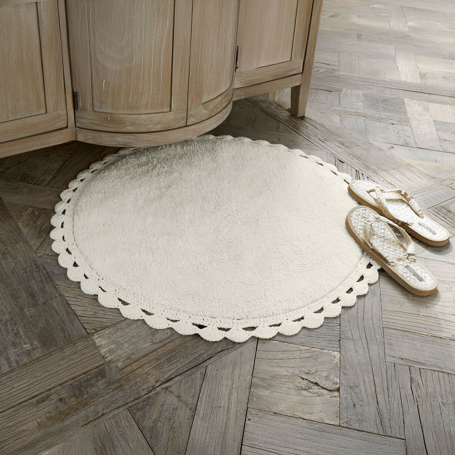 Badmat Domévine Ronde witte vloerkleed van zacht materiaal met decoratieve rand op houten vloer