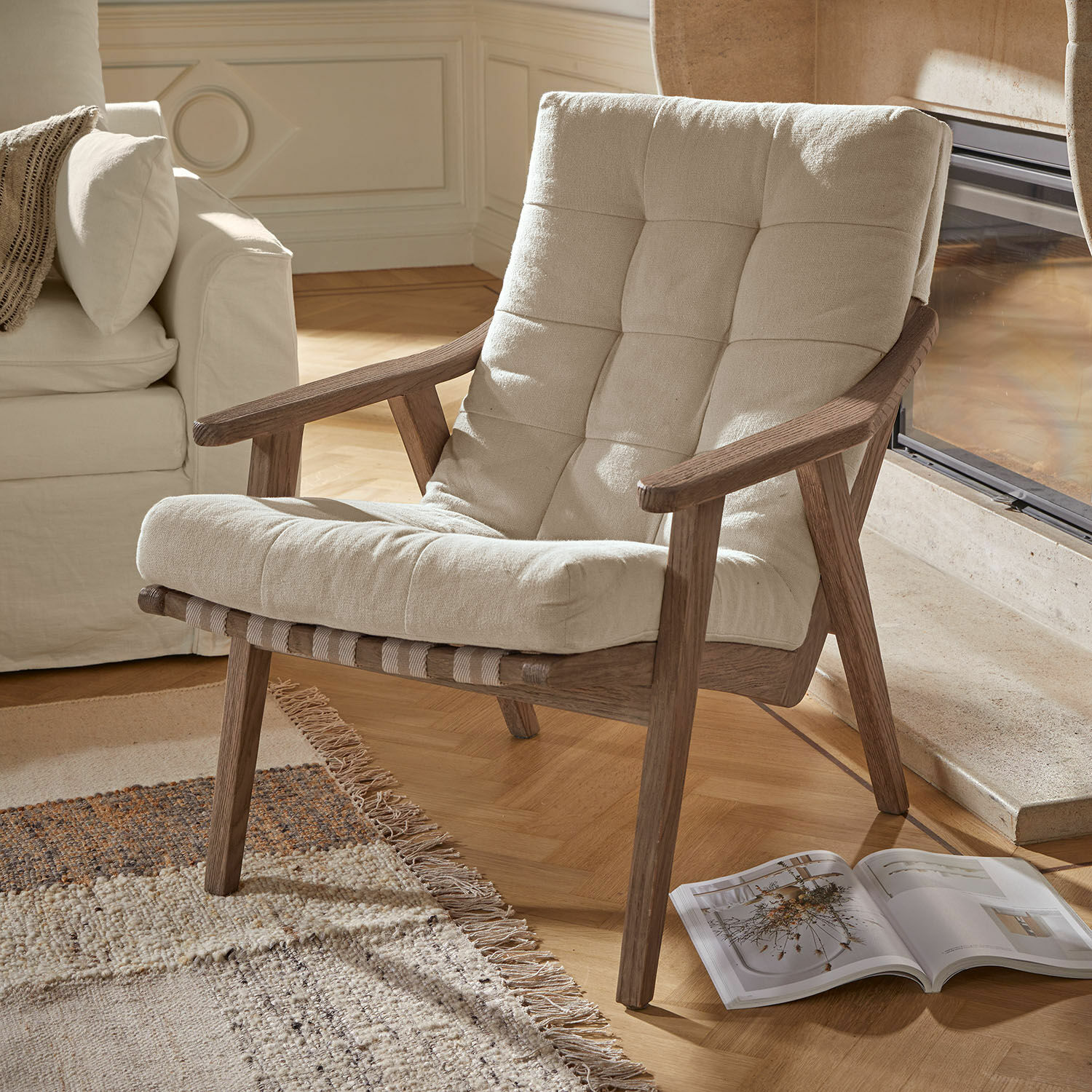 Fauteuil Rothwick Fauteuil met lichtbeige stof en houten frame in natuurlijke kleur, geschikt voor woonkamer