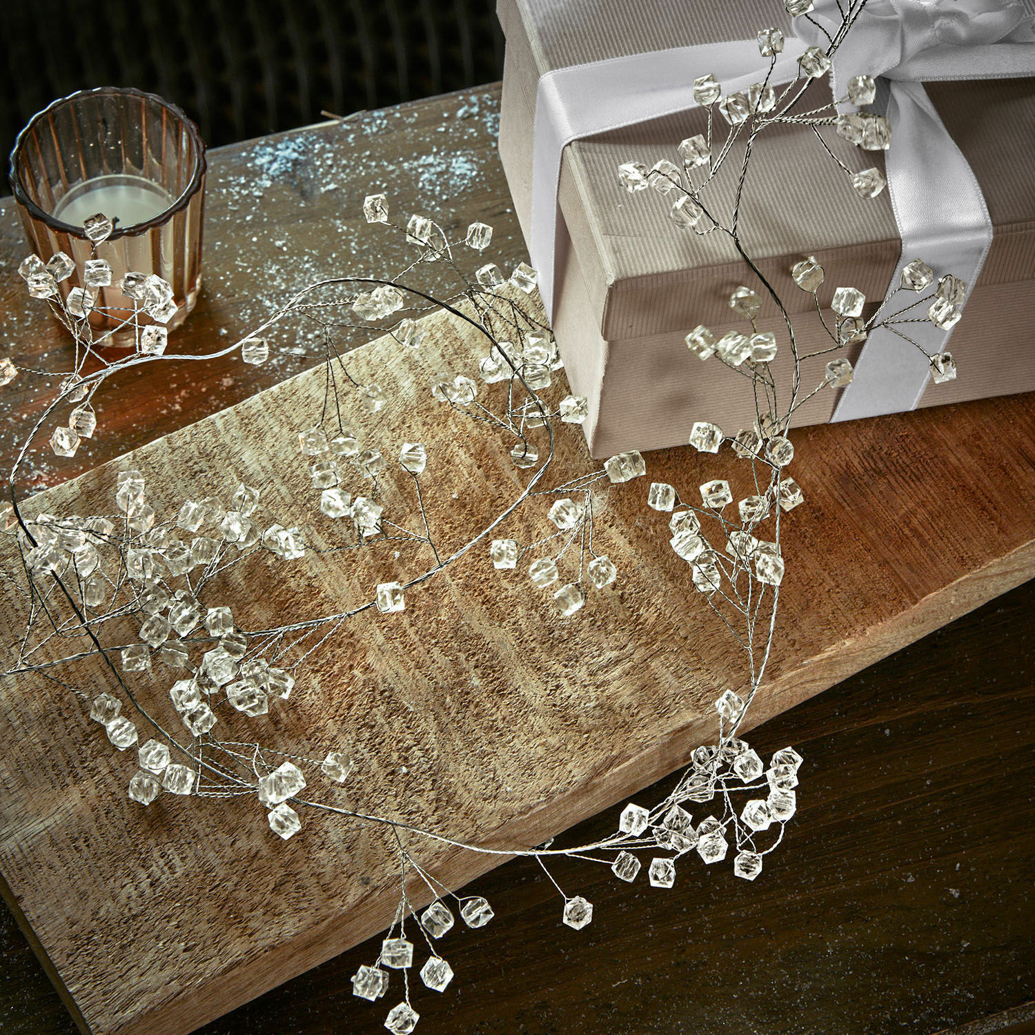 Guirlande Claix Fijne decoratieve krans van transparante kristallen op metalen frame op houten tafel