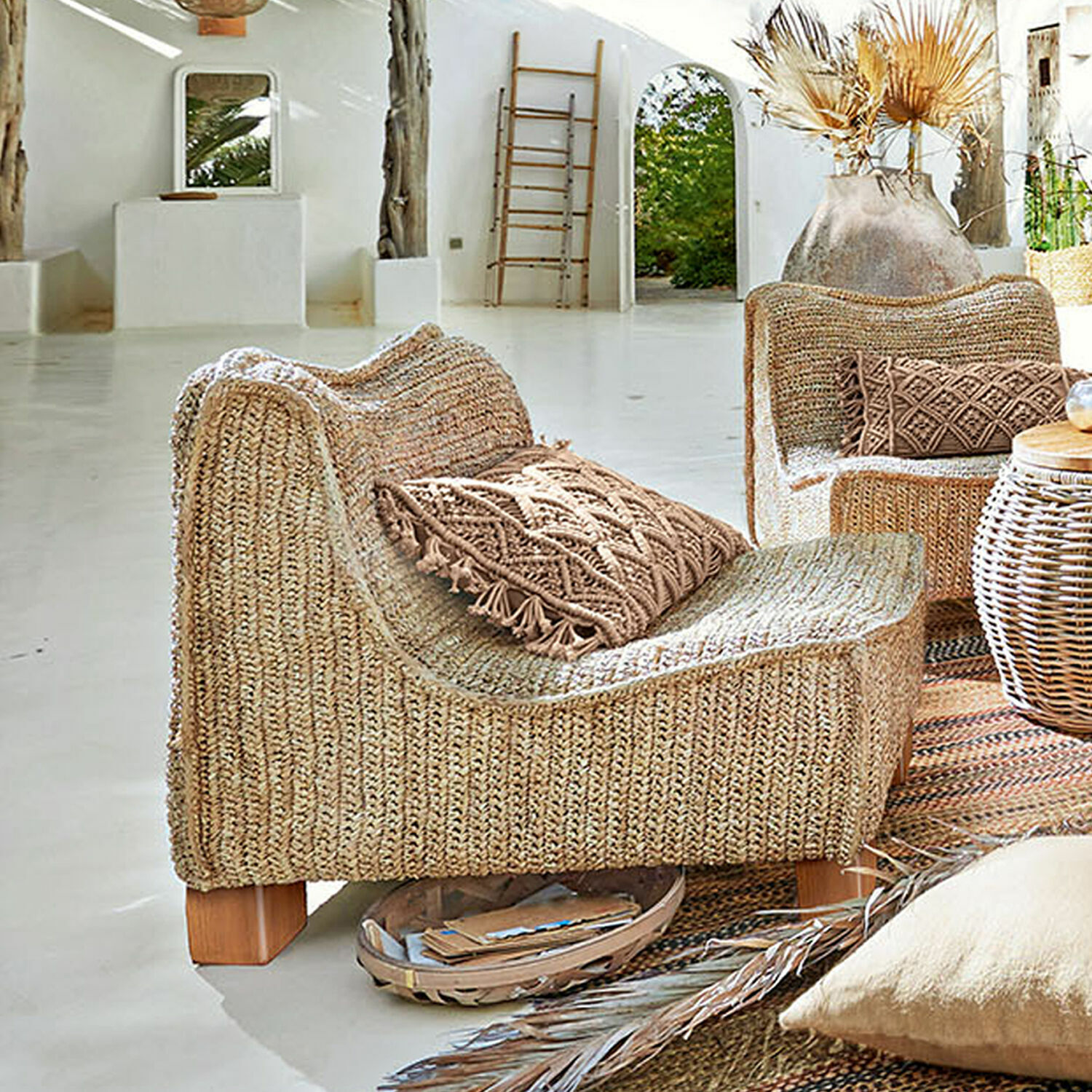 Fauteuil Bocage Stoel van gevlochten riet in natuurlijke kleur met decoratief kussen en houten poten