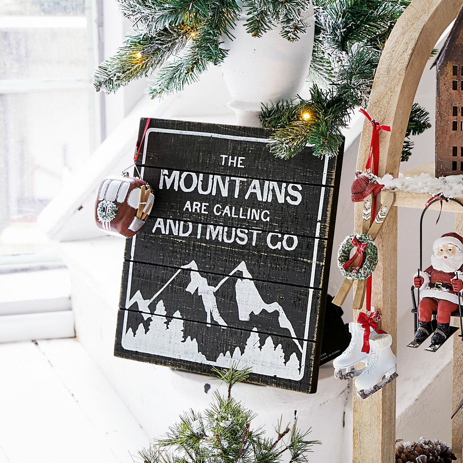 Decoboard Mountain Houten wanddecoratie met bergtekst, versierd met groene takken en kerstversieringen