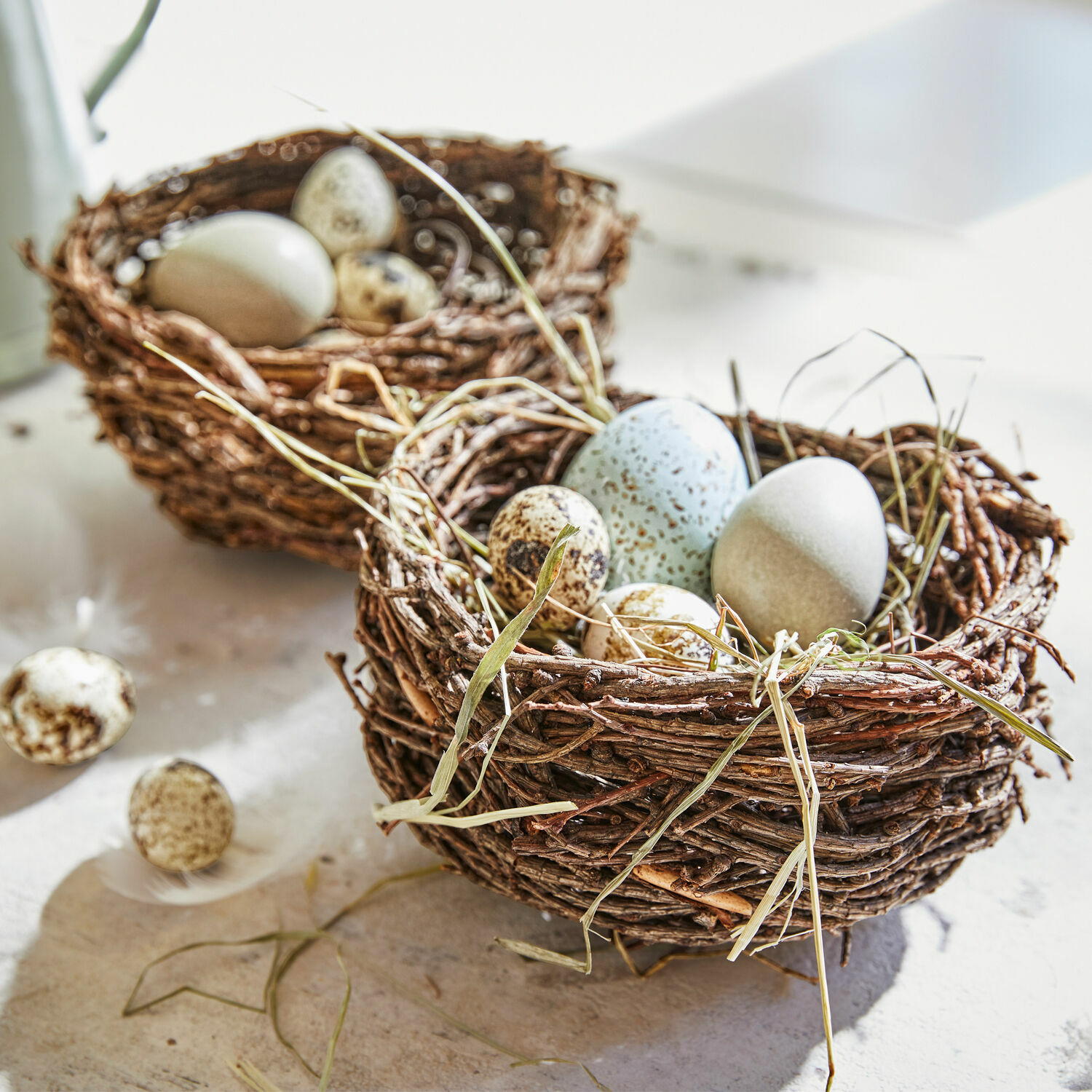 Siernest set van 2 Libers Decoratieve nestjes van takjes met natuurlijke gekleurde eieren voor lentebehang