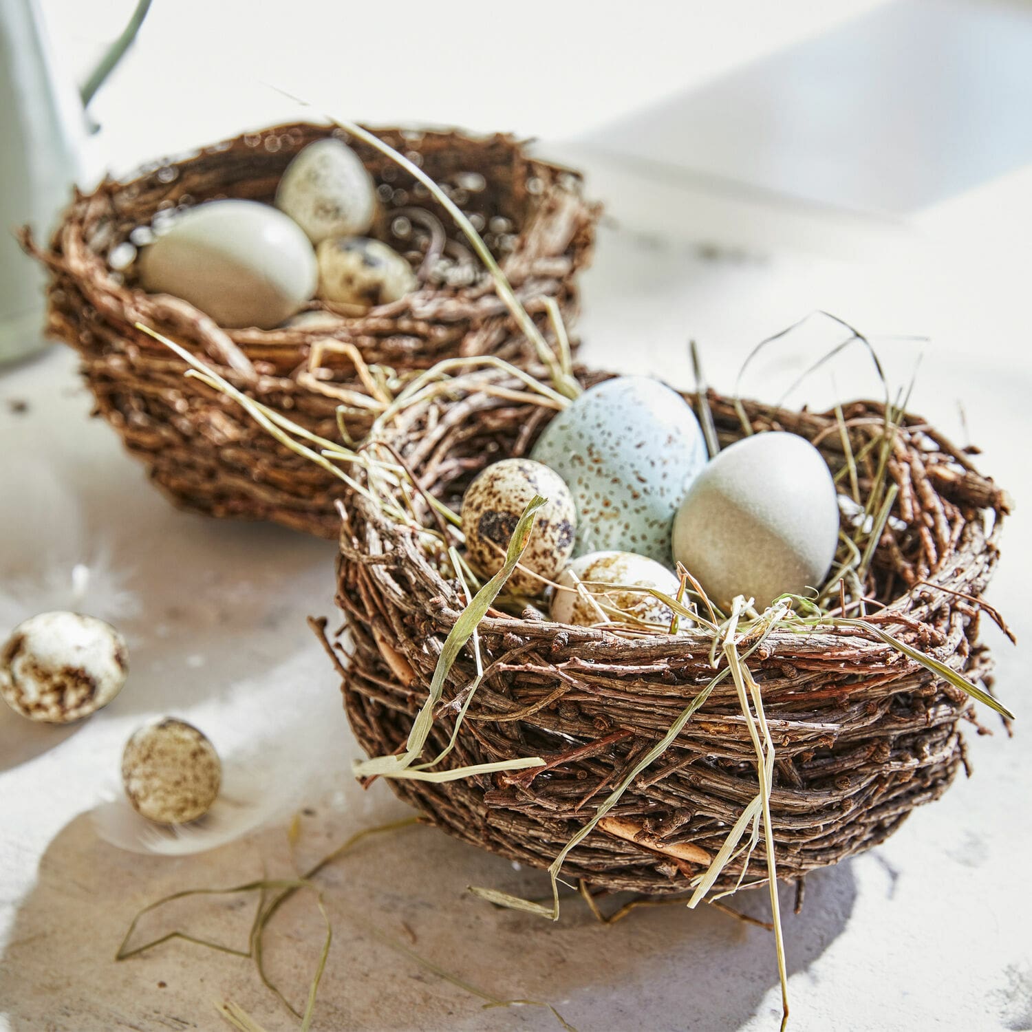 Siernest set van 2 Libers Decoratieve nestjes van takjes met natuurlijke gekleurde eieren voor lentebehang