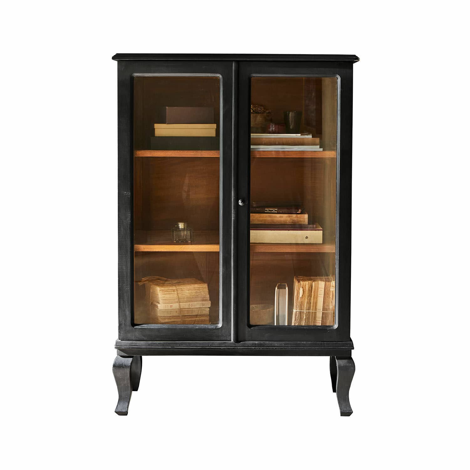 Kastje Westleigh Zwarte houten vitrinekast met glazen deuren en planken voor boeken en decoratie