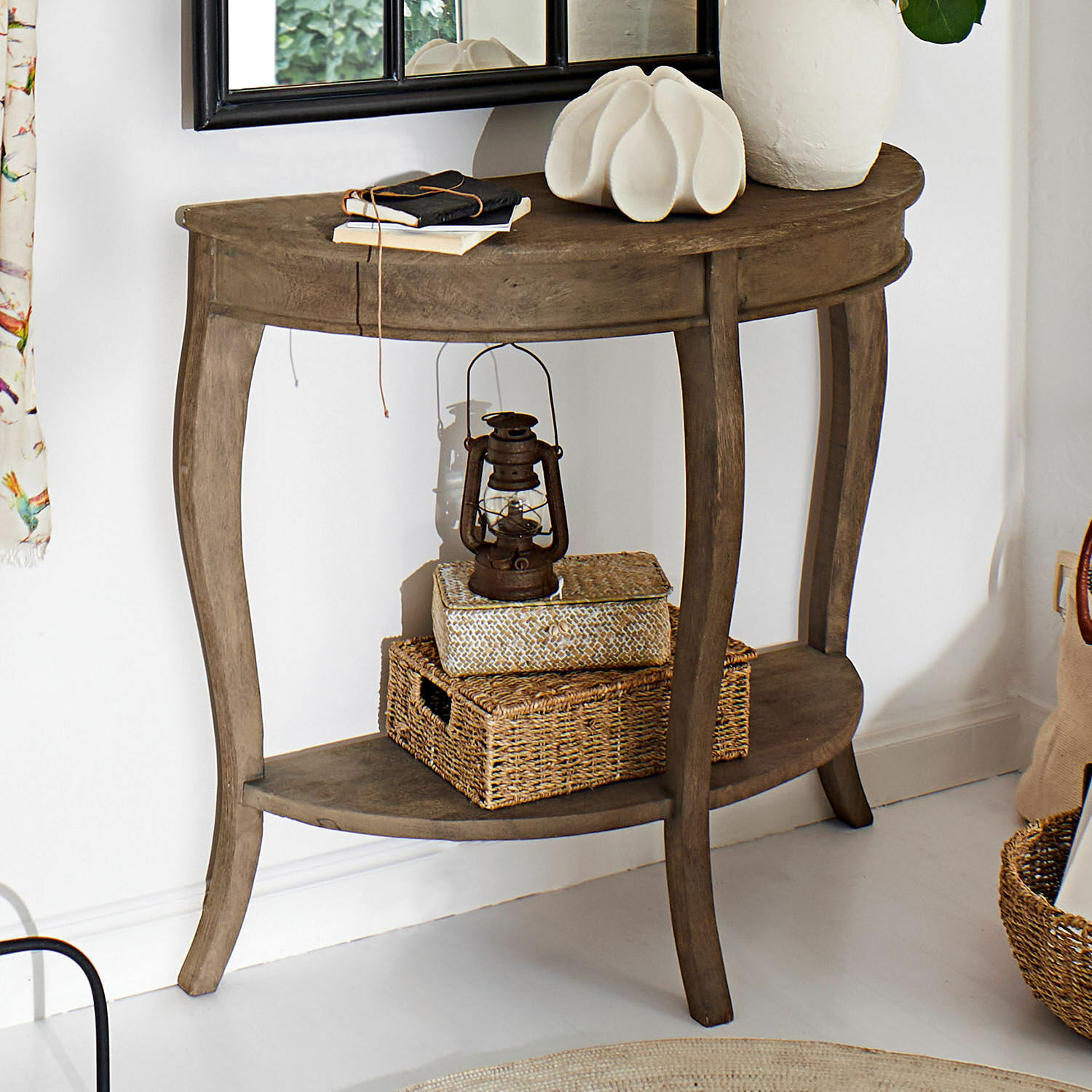 Sidetable Crowley Bruine houten sidetable met plank en decoraties voor woonkamer