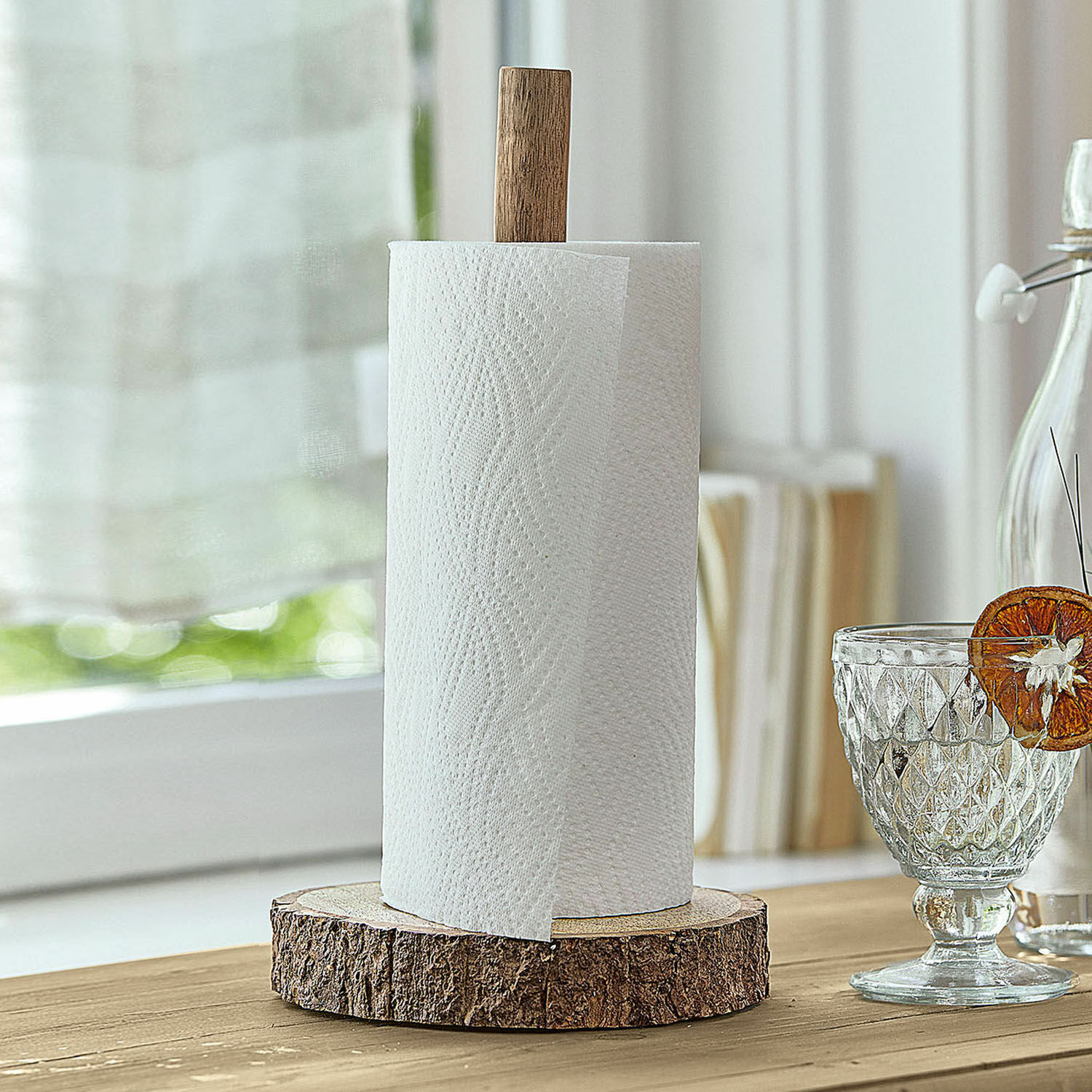 Keukenrolhouder Eumnor Houten keukenrolhouder met natuurlijke houtstructuur op houten tafel in lichte keuken