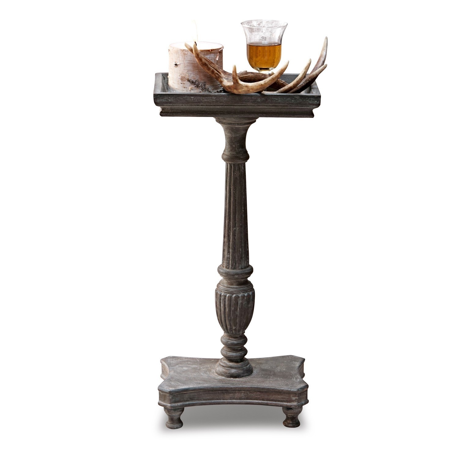 Bijzettafel Caren Decoratieve donkere houten standaard met kaars, glas en gewei op witte achtergrond