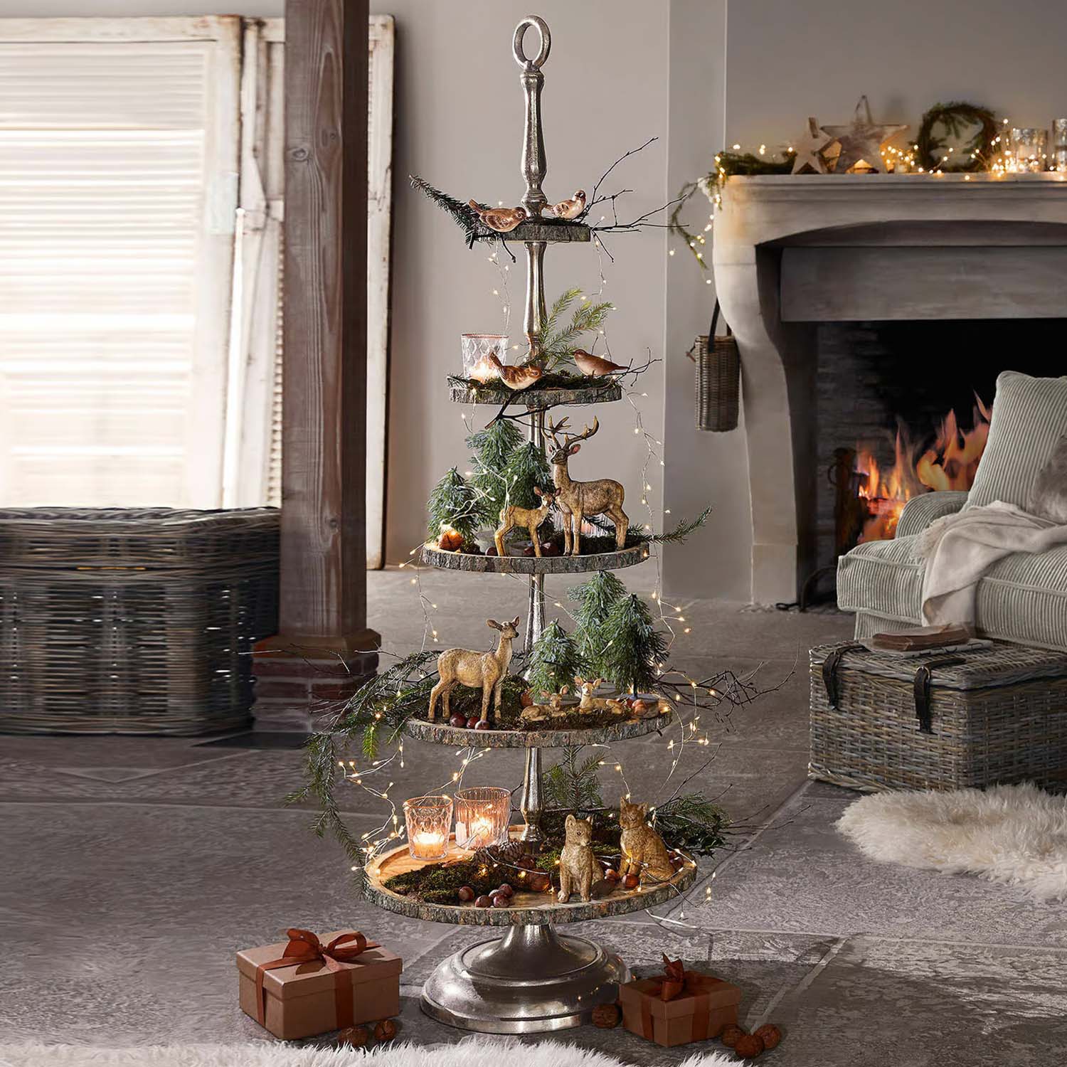 Vierdelige metalen decoratie met houten schalen, kerstdierenfiguren en LED-lichtjes voor sfeervolle kerstversiering