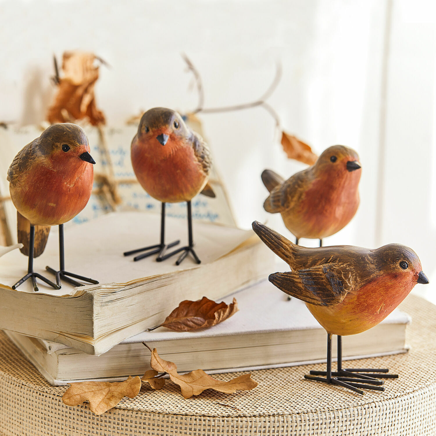 Vogel set van 4 Siblings Decoratieve houten vogelbeeldjes in warme tinten op boeken, interieurdecoratie