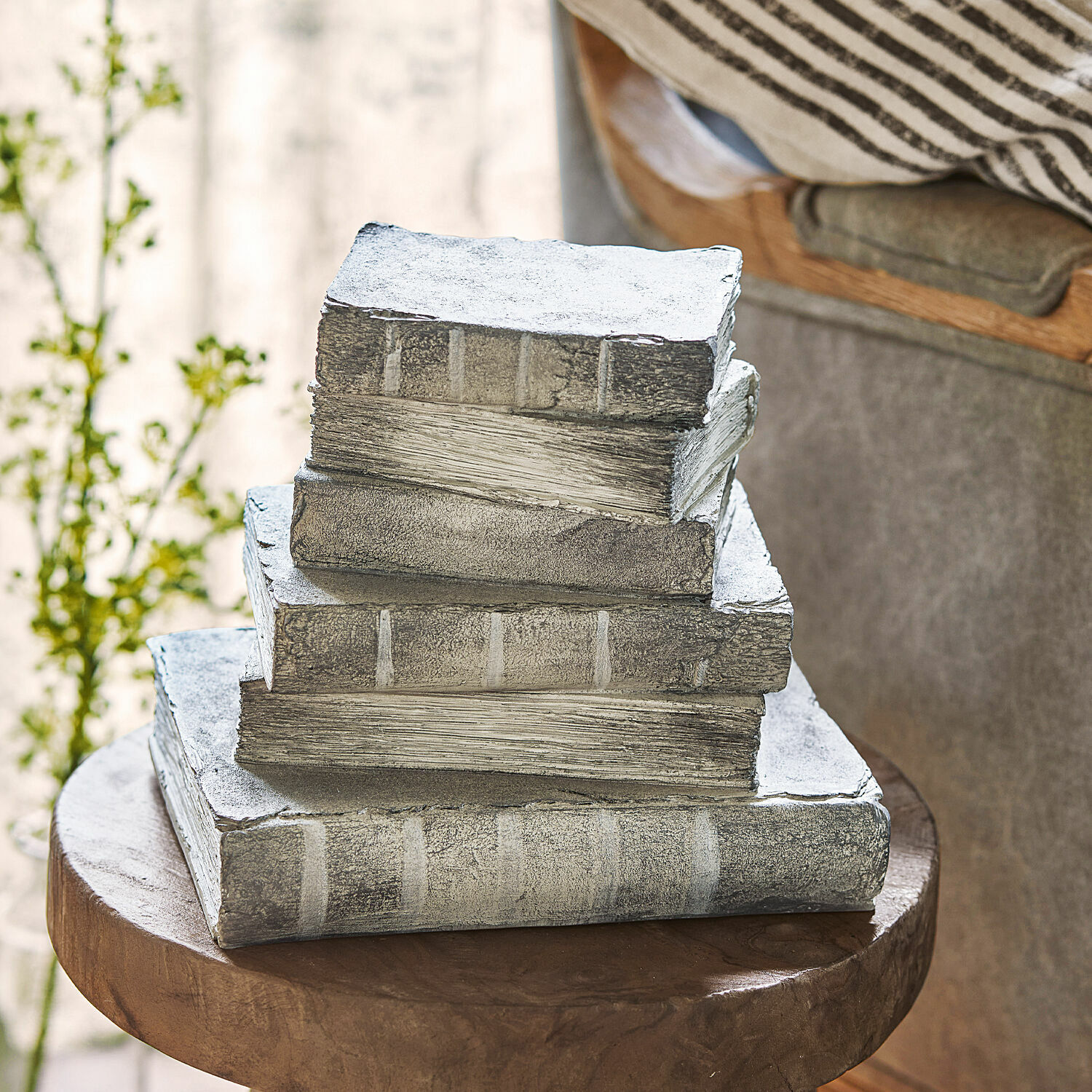 Decoratieve grijze kunstboeken op houten tafel voor interieurdecoratie