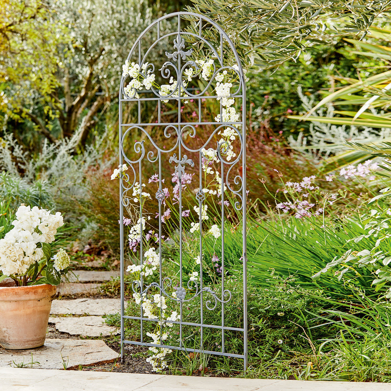 Grijs metalen tuinrek met decoratieve patronen, ideaal voor klimplanten en bloemen