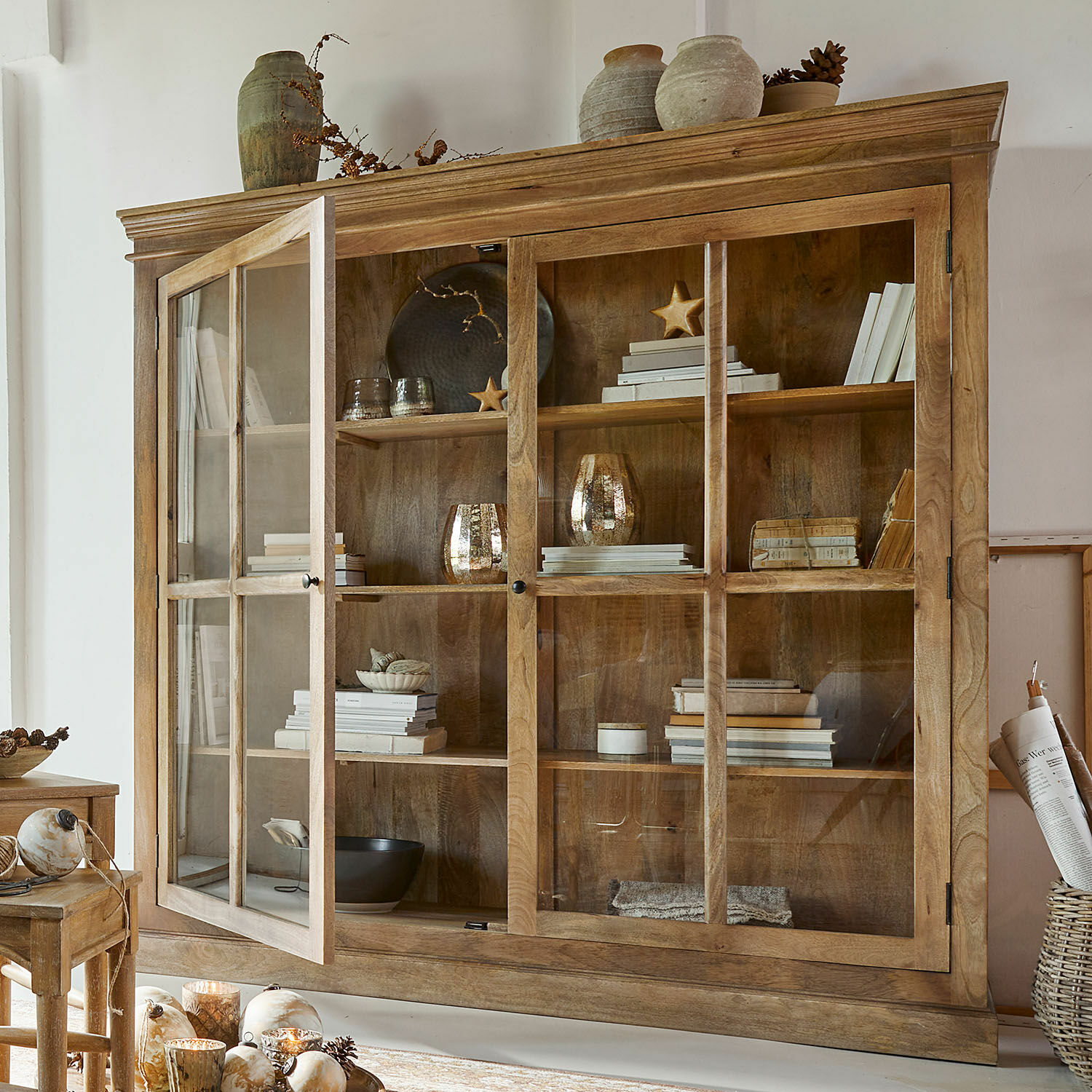 Houten vitrinekast met glazen deuren en decoraties, natuurlijke houtkleur, woonkamermeubel