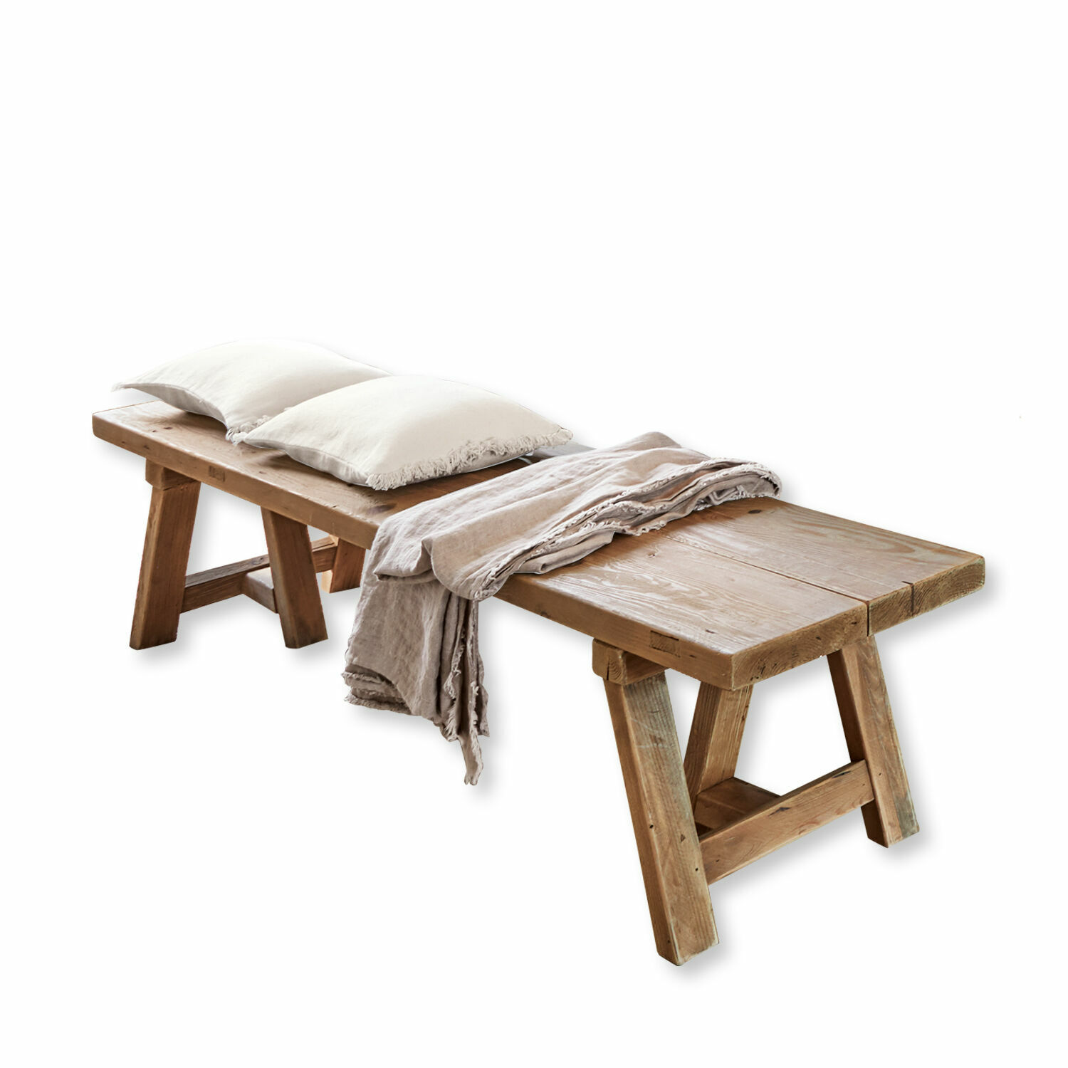 Bank Amherst Houten bank van natuurlijk hout met twee lichte kussens en een beige deken erop