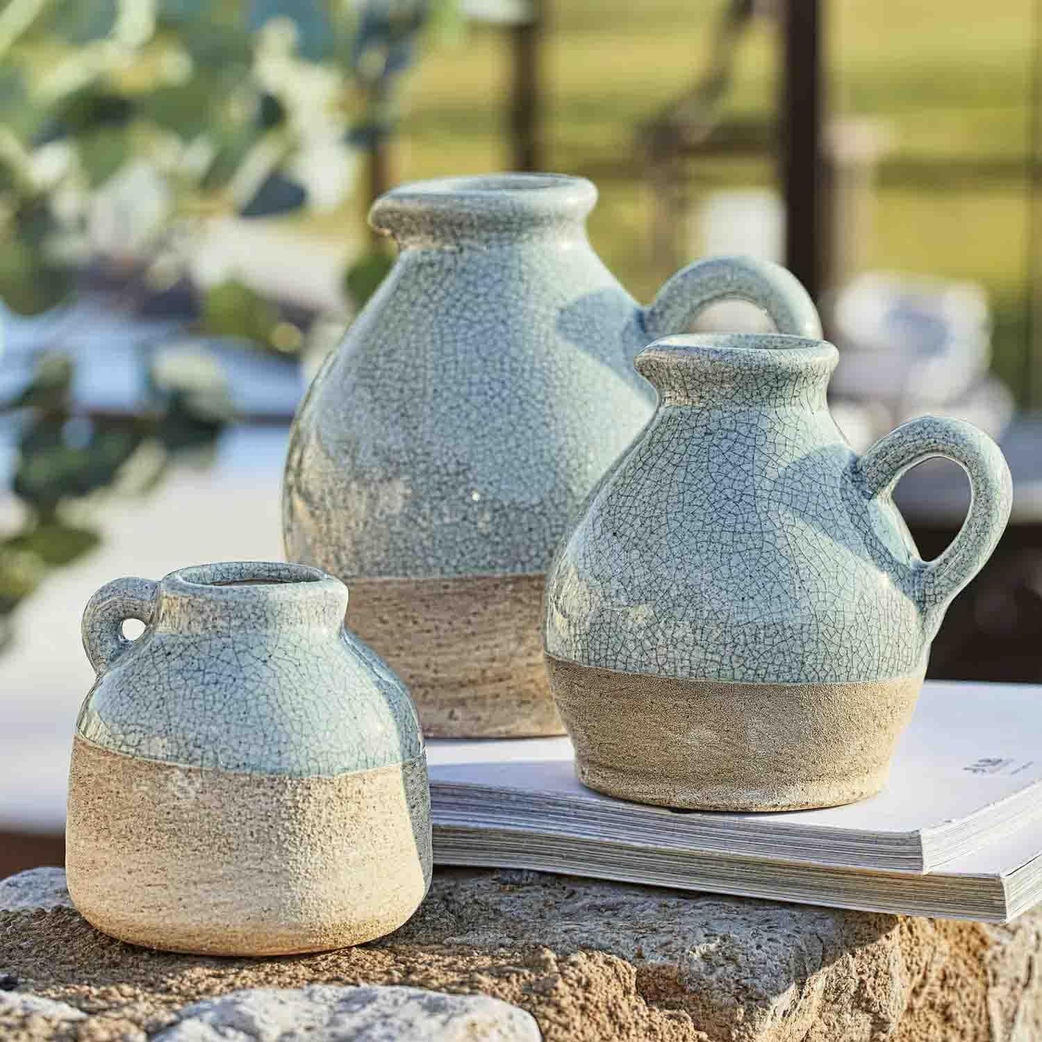 Set van drie keramische vazen in blauw en beige met craquelé textuur, stijlvolle tafeldecoratie
