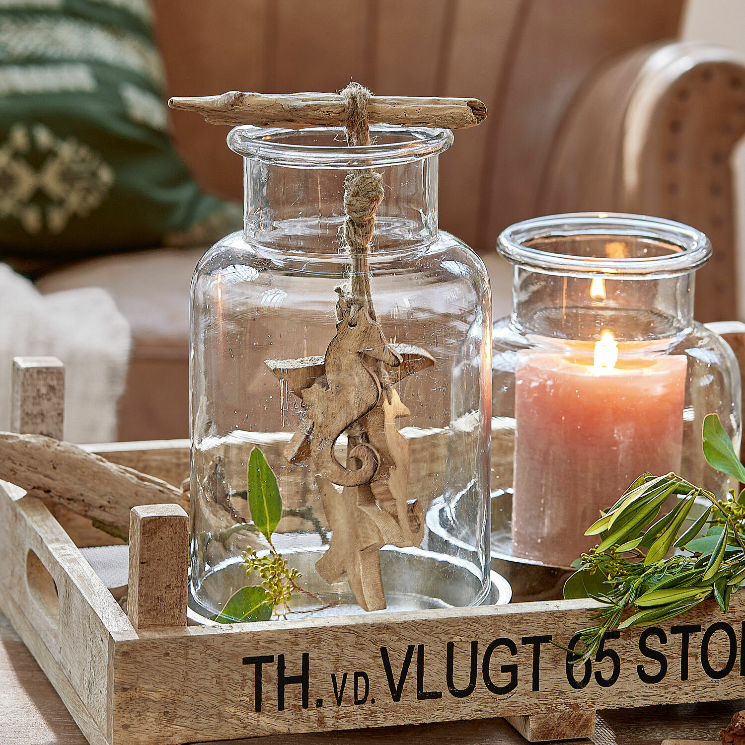 Guirlande Yasin Glazen vaas met houten decoratie en kaars op natuurlijke houten dienblad voor interieurdecoratie