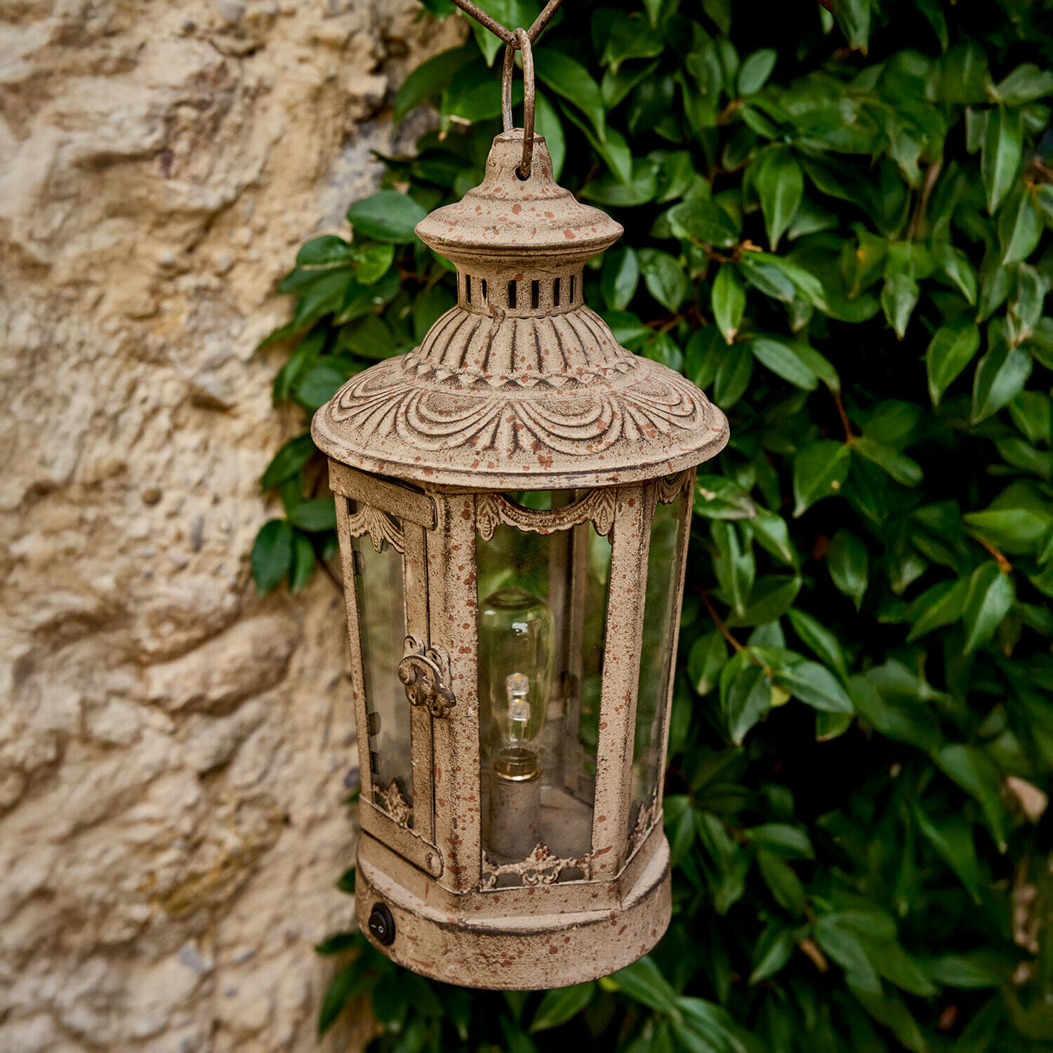 Ledlantaarn Delourise Hangende tuinlantaarn van beige metaal in vintage stijl met helder glas en decoratief patroon