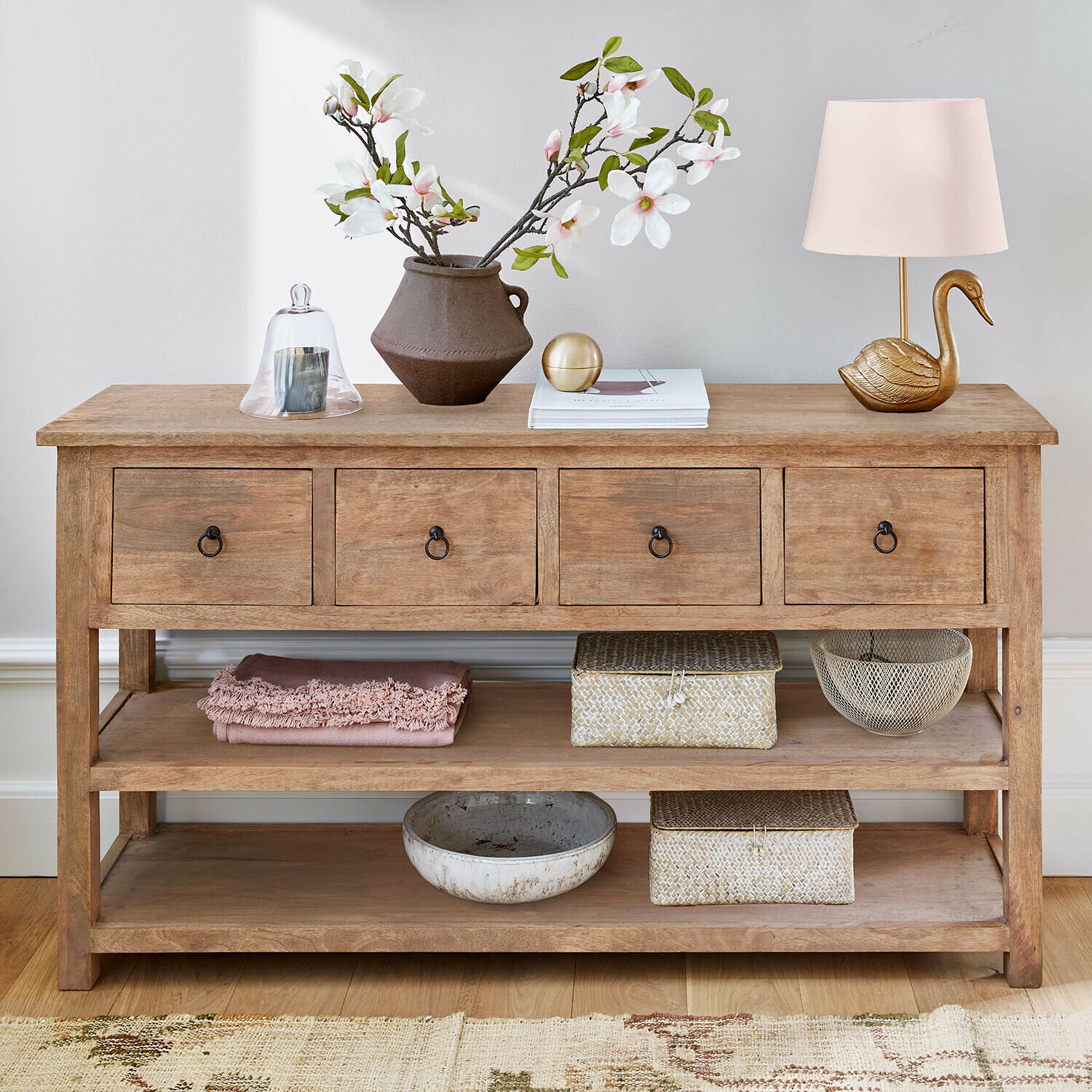 Houten sidetable met vier lades en decoraties, natuurlijke kleur, woonkamermeubel