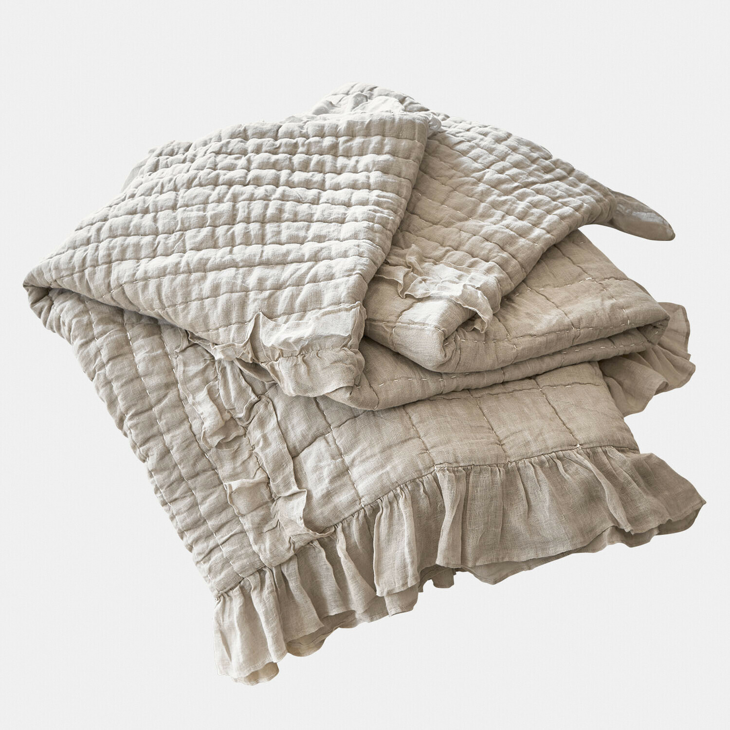 Beige gewatteerde linnen sprei met ruches, zacht en decoratief voor slaapkamer