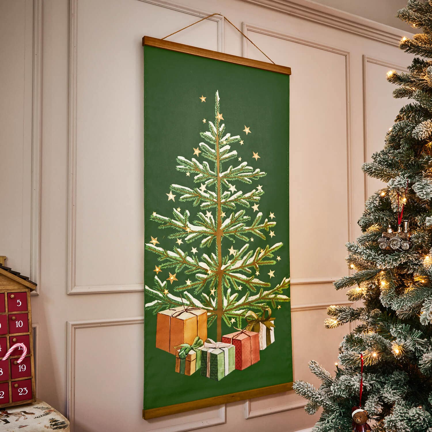 Groen wanddoek met kerstboom en cadeaus, feestelijke wanddecoratie voor thuis