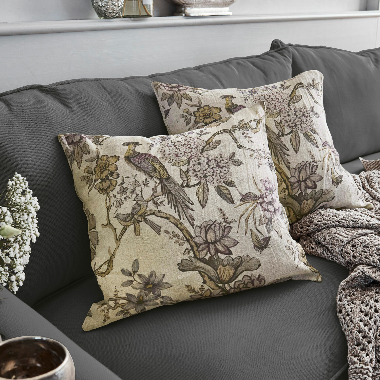 Kussenhoes set van 2 Lorry Decoratieve linnen kussens met vogel- en bloemenprint op grijze bank, stijlvolle woonaccessoires