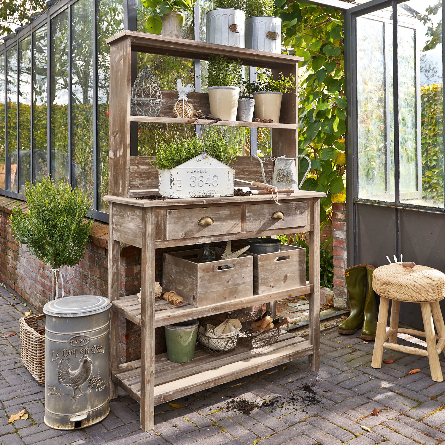 Plantentafel Landover Houten tuintafel met planken, bloempotten, tuingereedschap en groene planten in een kas