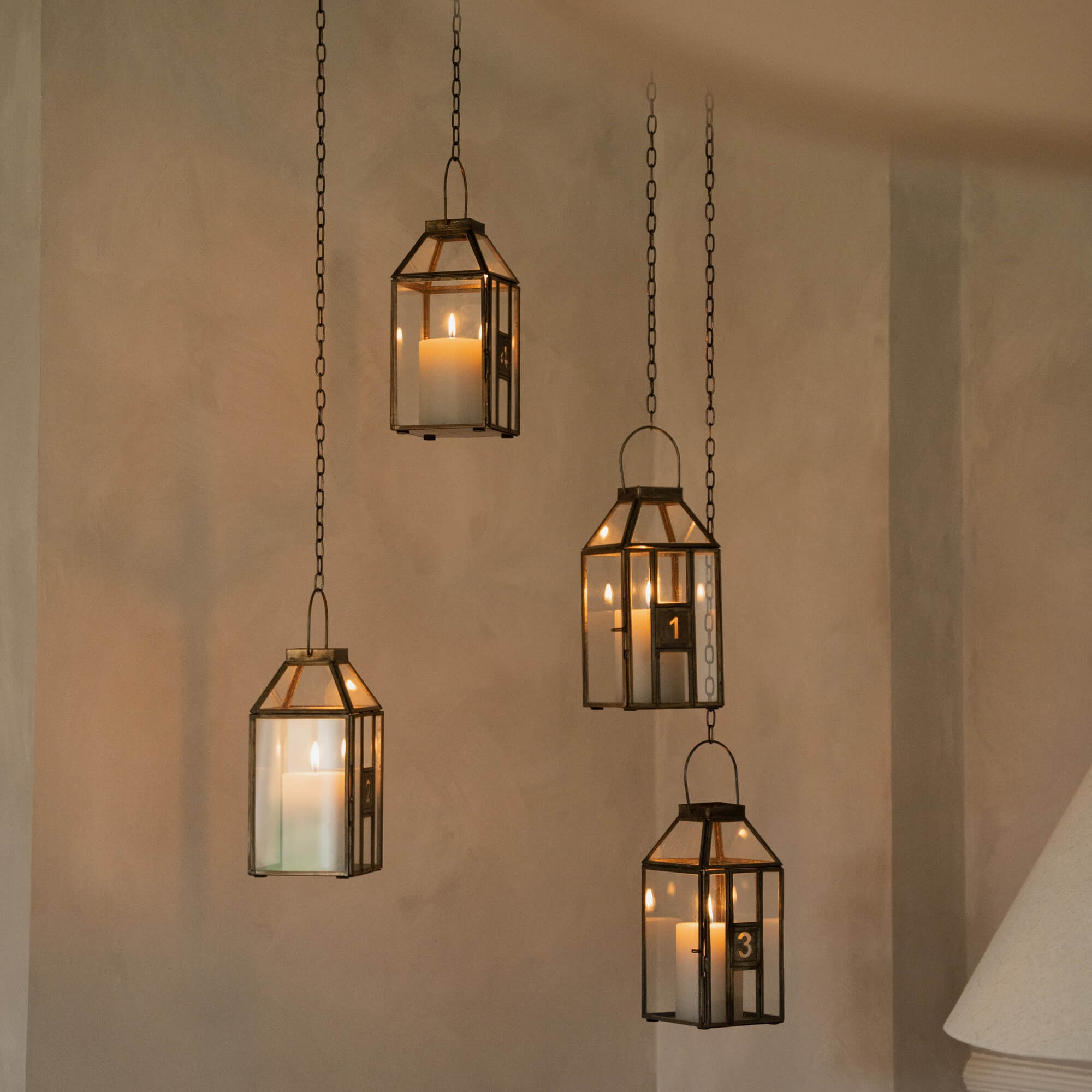 Hangende metalen lantaarns met witte kaarsen, sfeervolle kerstdecoratie
