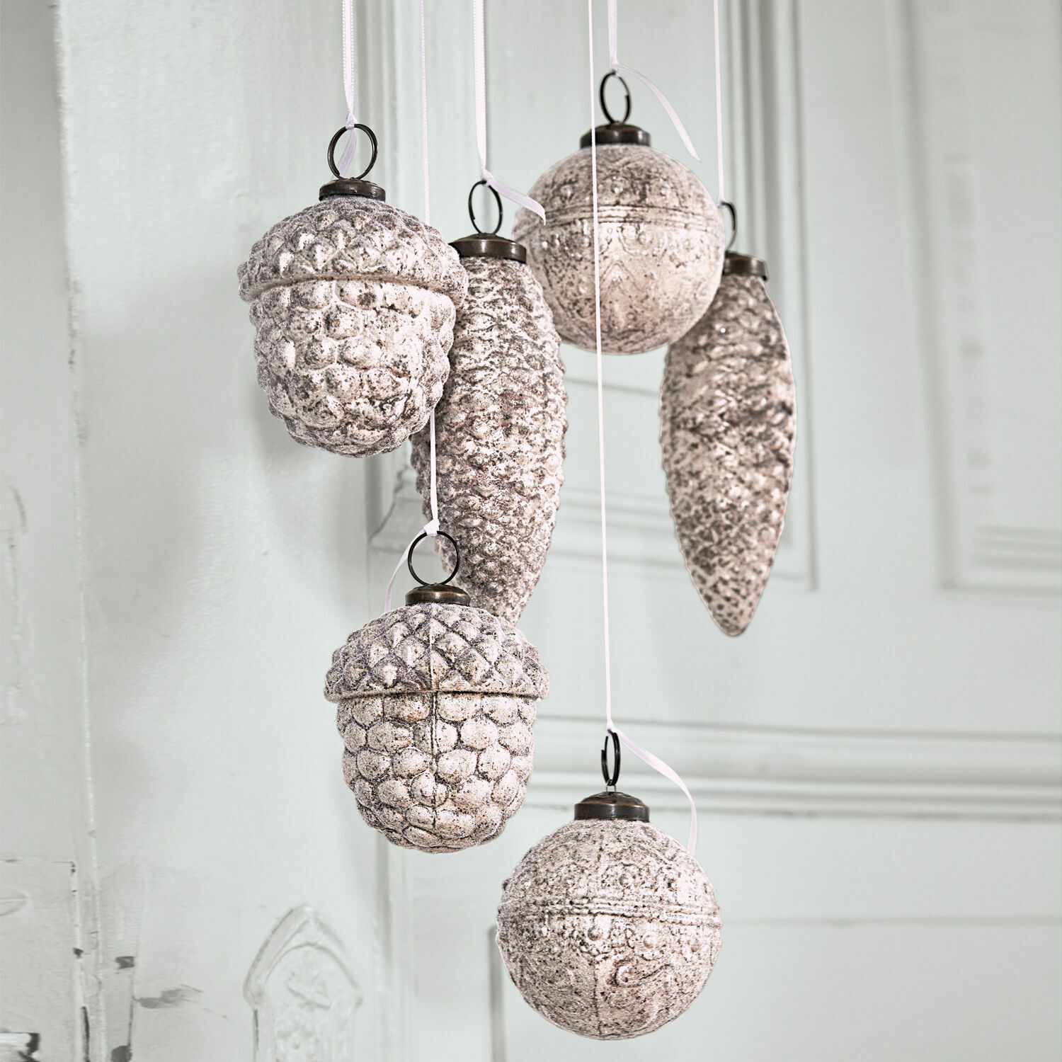 Set van zes witte hangdecoraties in dennenappel- en eikelvorm voor kerstversiering