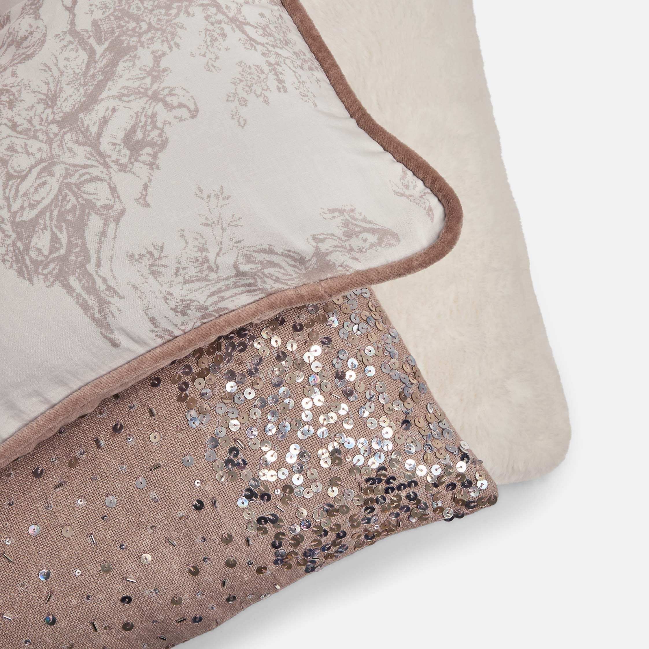 Decoratief kussen met beige patroon en pailletten op lichtbruine stof, zacht en stijlvol