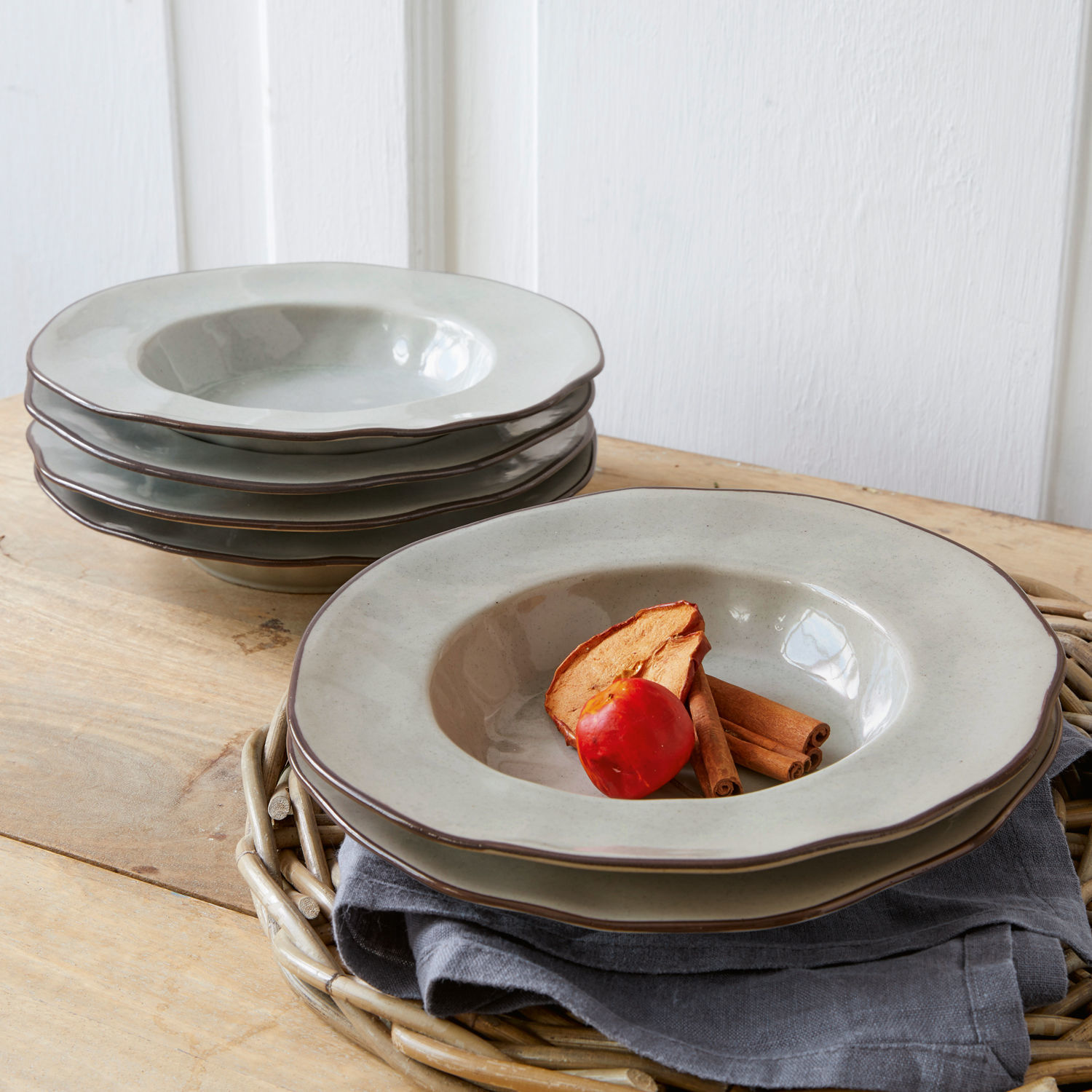 Soepbord set van 6 Biarré Set grijze keramische diepe borden op houten tafel met kruiden decoratie