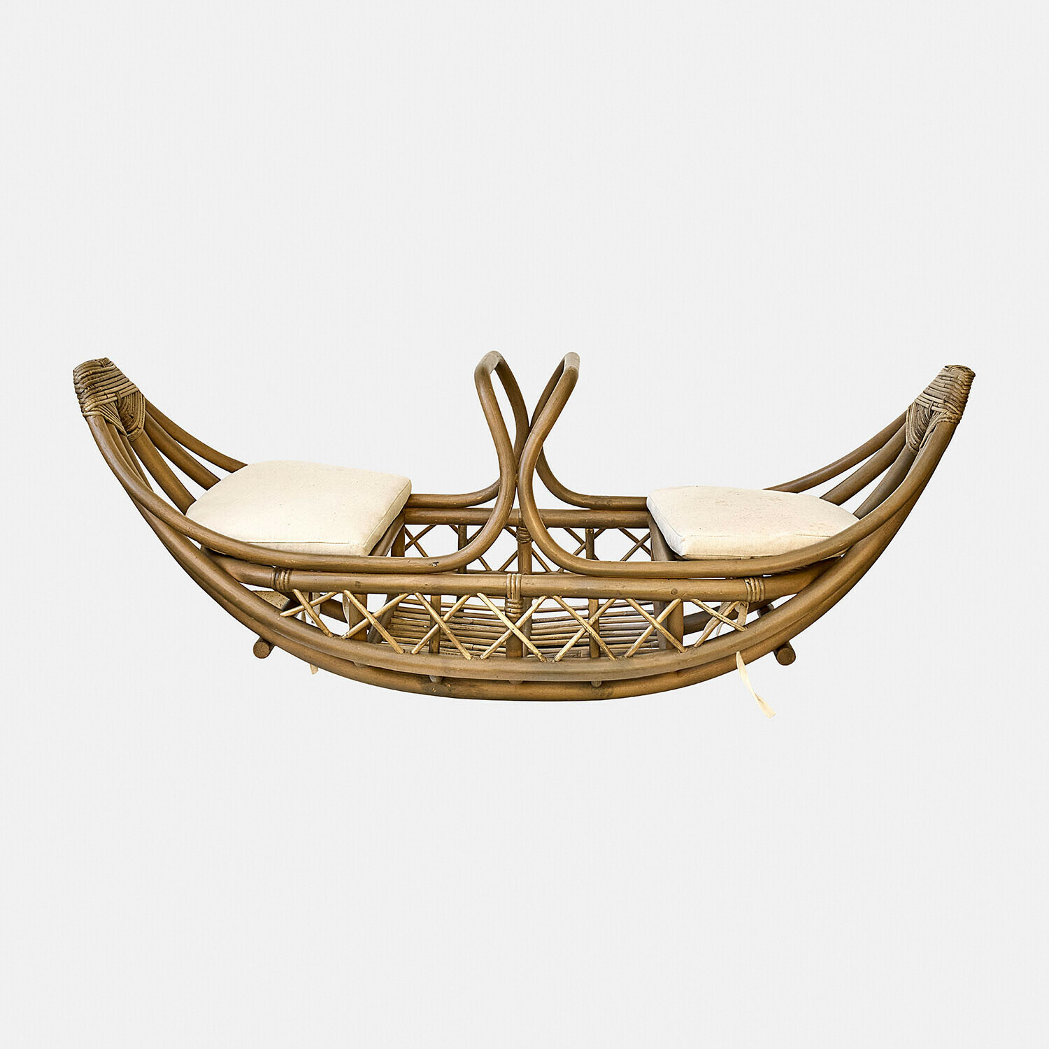 Twee persoons schommel van natuurlijk bruin rotan met crèmekleurige kussens, tuinmeubel