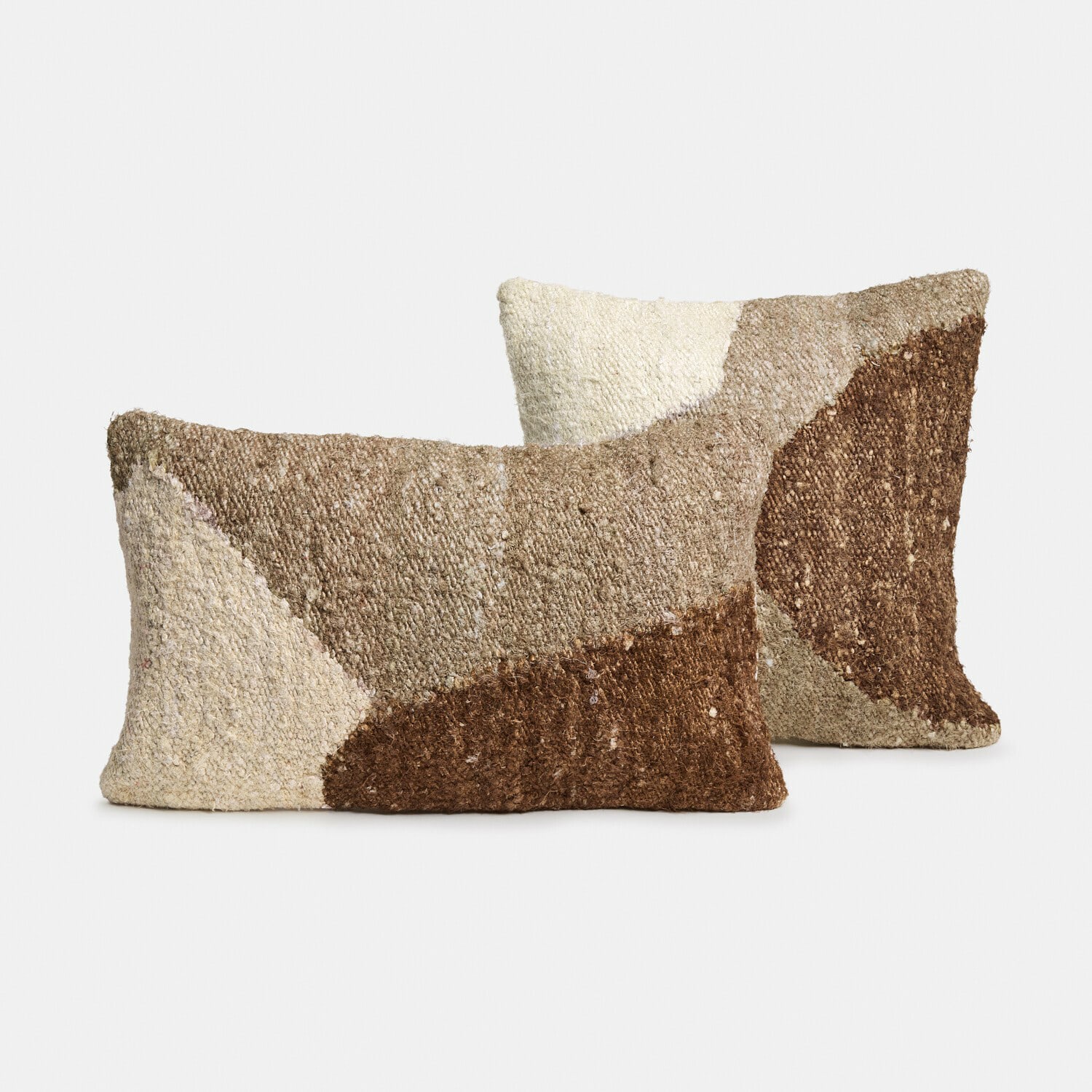 Decoratieve kussens van stof in bruin- en beigetinten, zacht en stijlvol voor de woonkamer