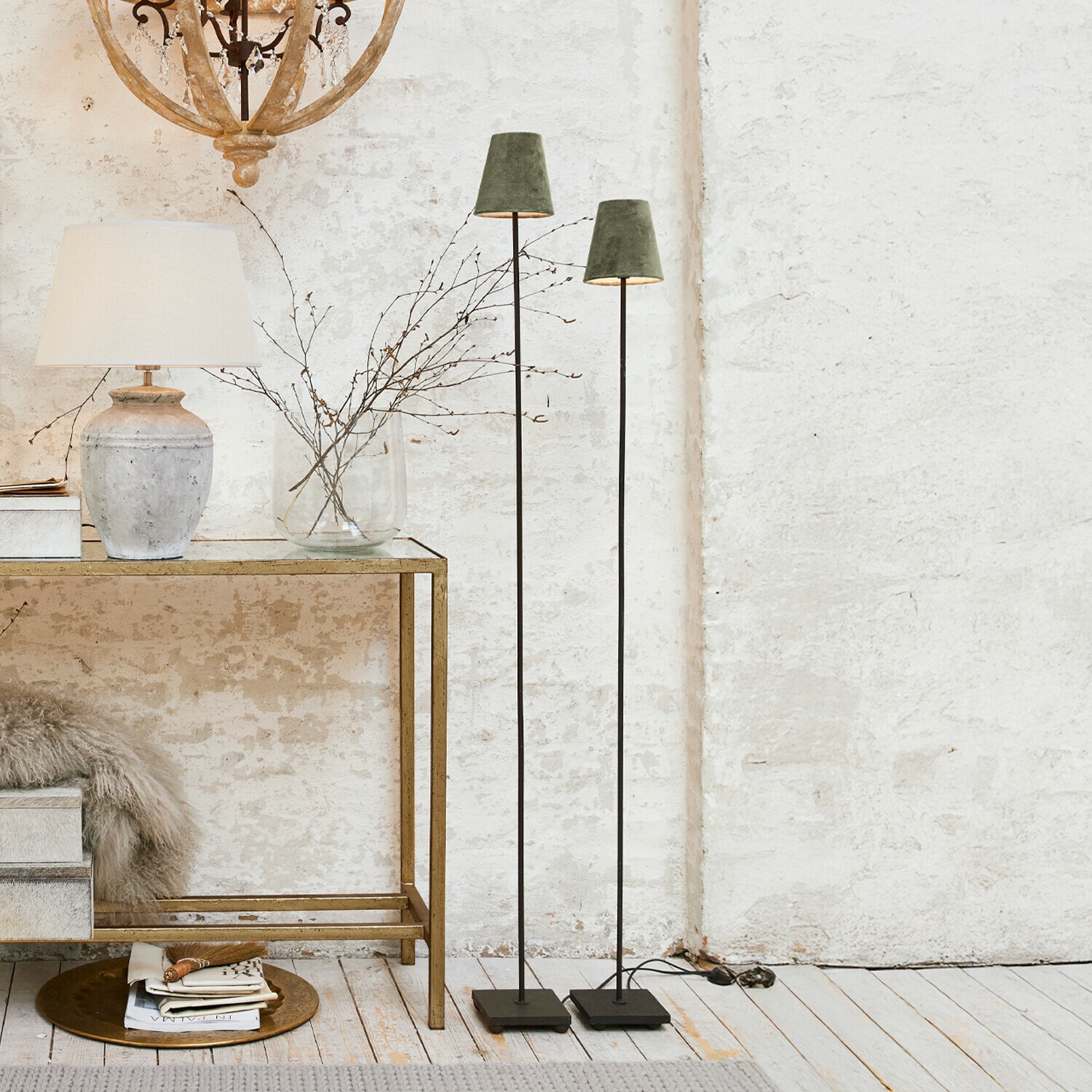 Staande lamp set van 2 Tacoma Set van twee zwarte vloerlampen met groene lampenkappen en een gouden vintage bijzettafel