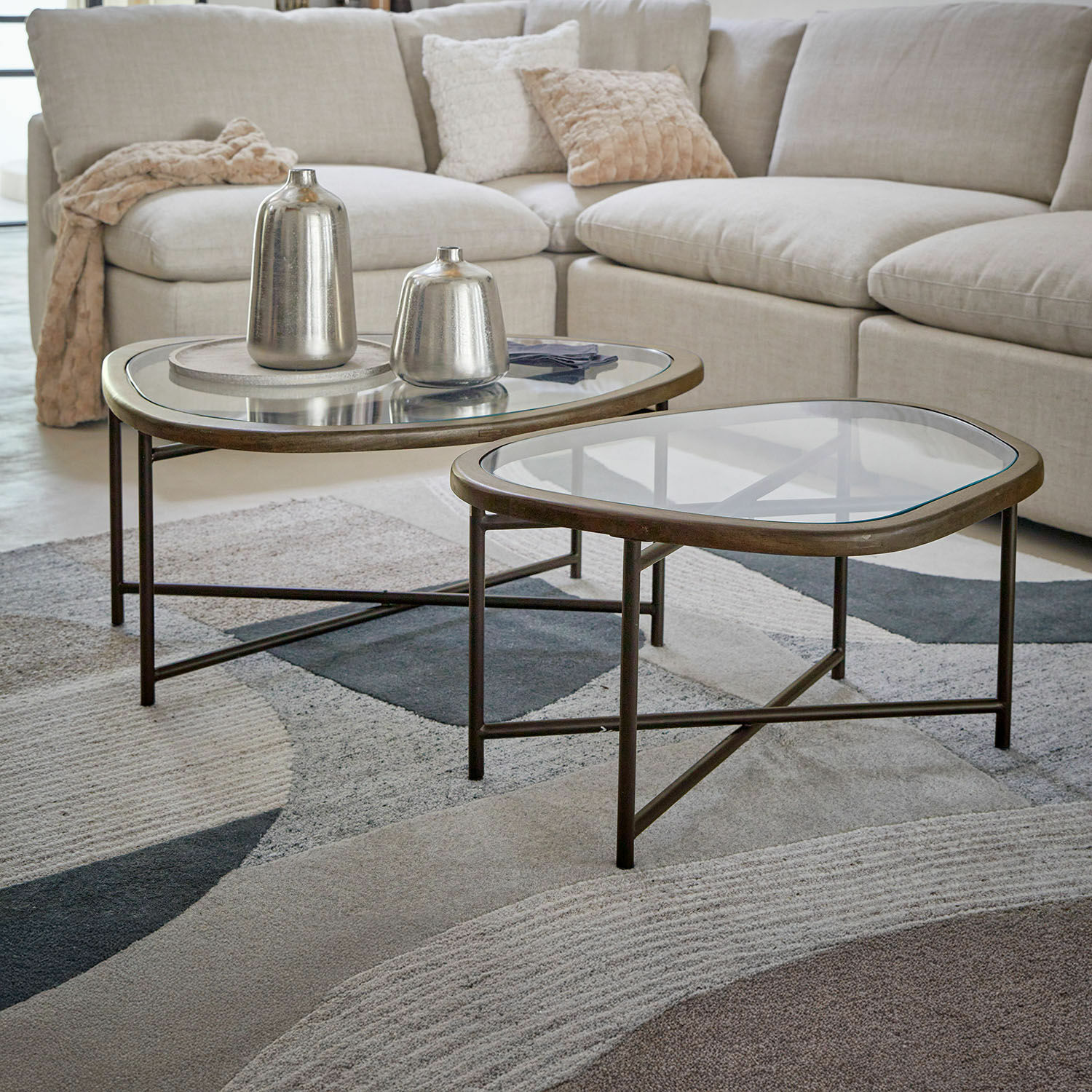 Salontafel set van 2 Kembria Set van twee salontafels met metalen frame en glazen blad in woonkamer met beige bank