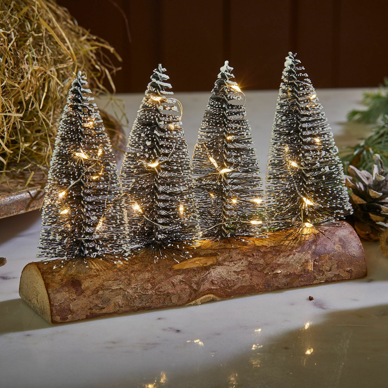 Ledsierboompjes Grimstad Kerstdecoratie met zwarte draaddennen op houten voetstuk verlicht met LED-lichtjes