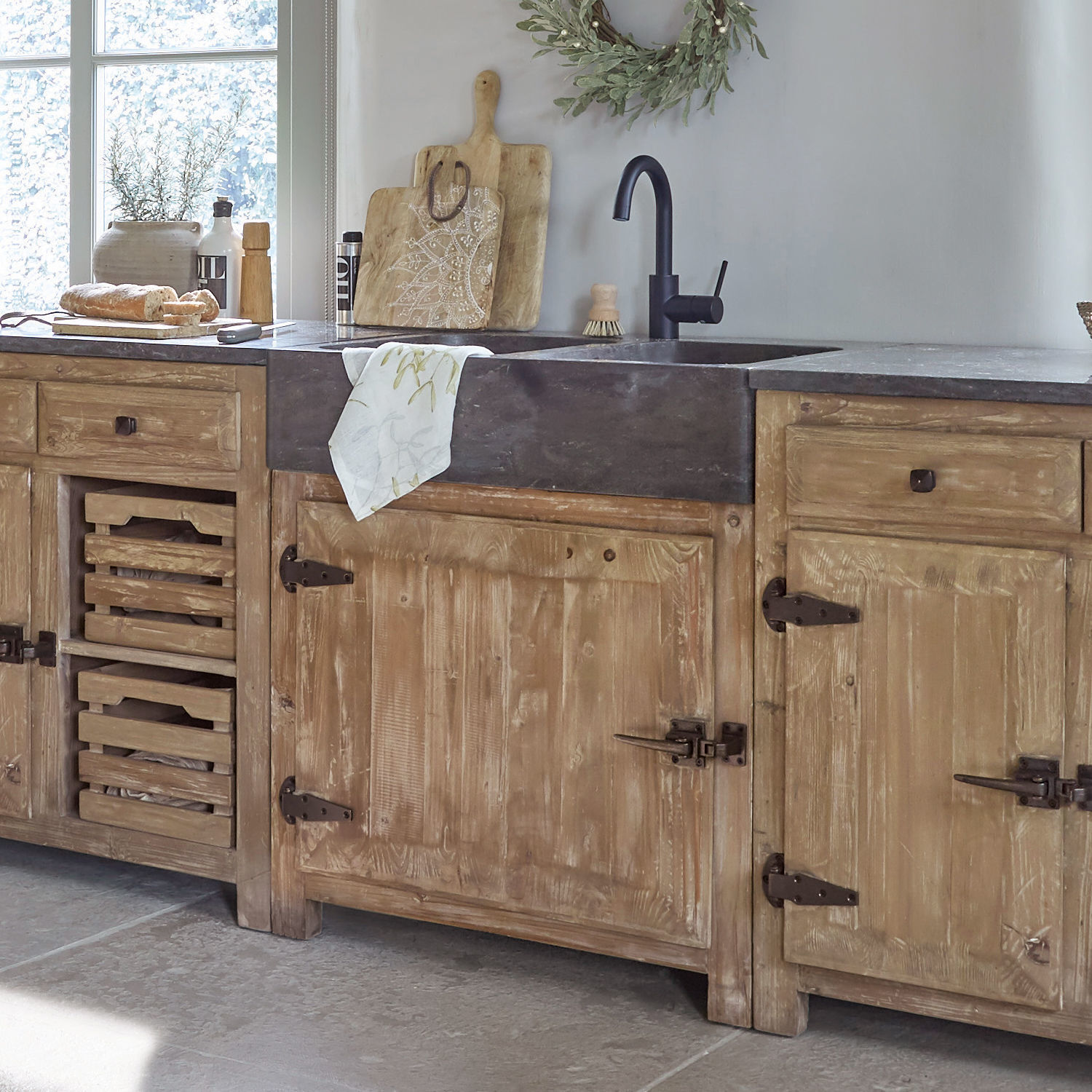 Gootsteenkast Stonehenge Rustieke houten keuken met zwarte stenen gootsteen en natuurlijke accessoires voor interieurdecoratie