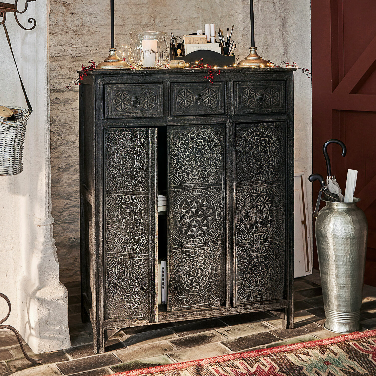 Kastje Dakota Zwarte houten dressoir met gesneden deuren en lades, decoratief meubel voor woonkamer
