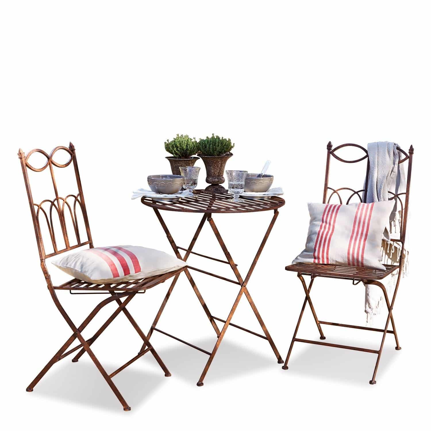 Tuinset Fieldbrook Tuinset van roestig metaal met kussens met rode strepen en decoraties op tafel