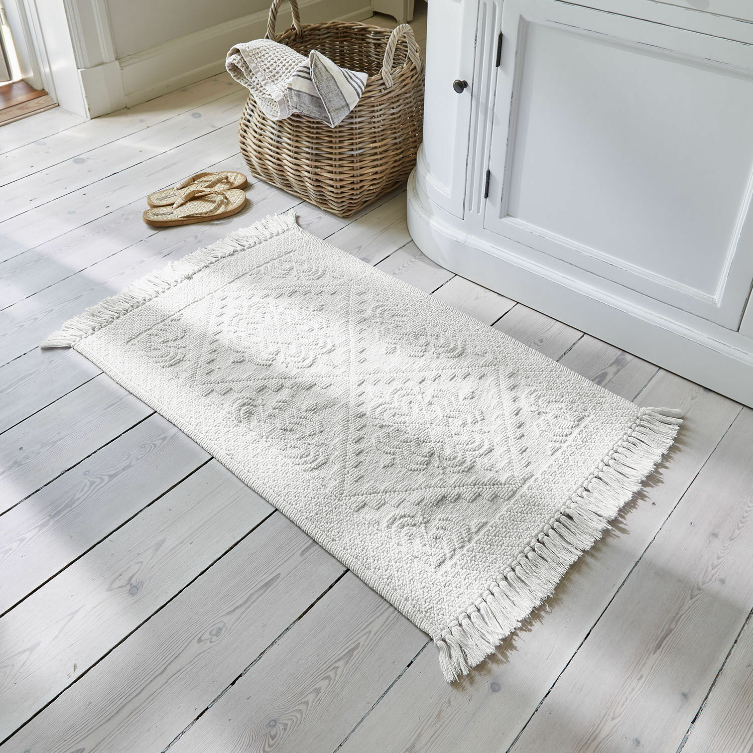 Witte katoenen vloerkleed met franjes en patroon, Scandinavische interieurvloer decoratie