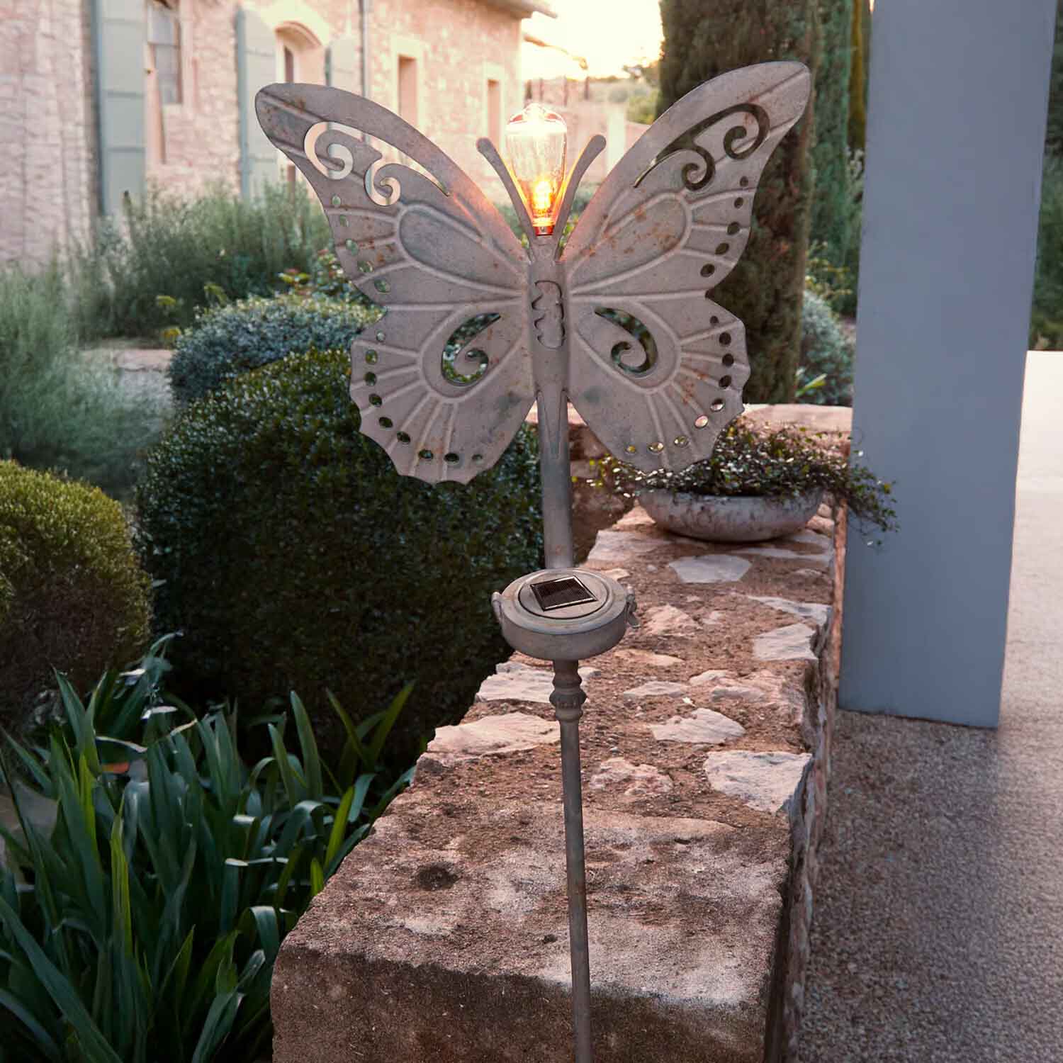 Decoratieve tuinlamp in de vorm van een vlinder van grijs metaal met gloeilamp en zonnepaneel