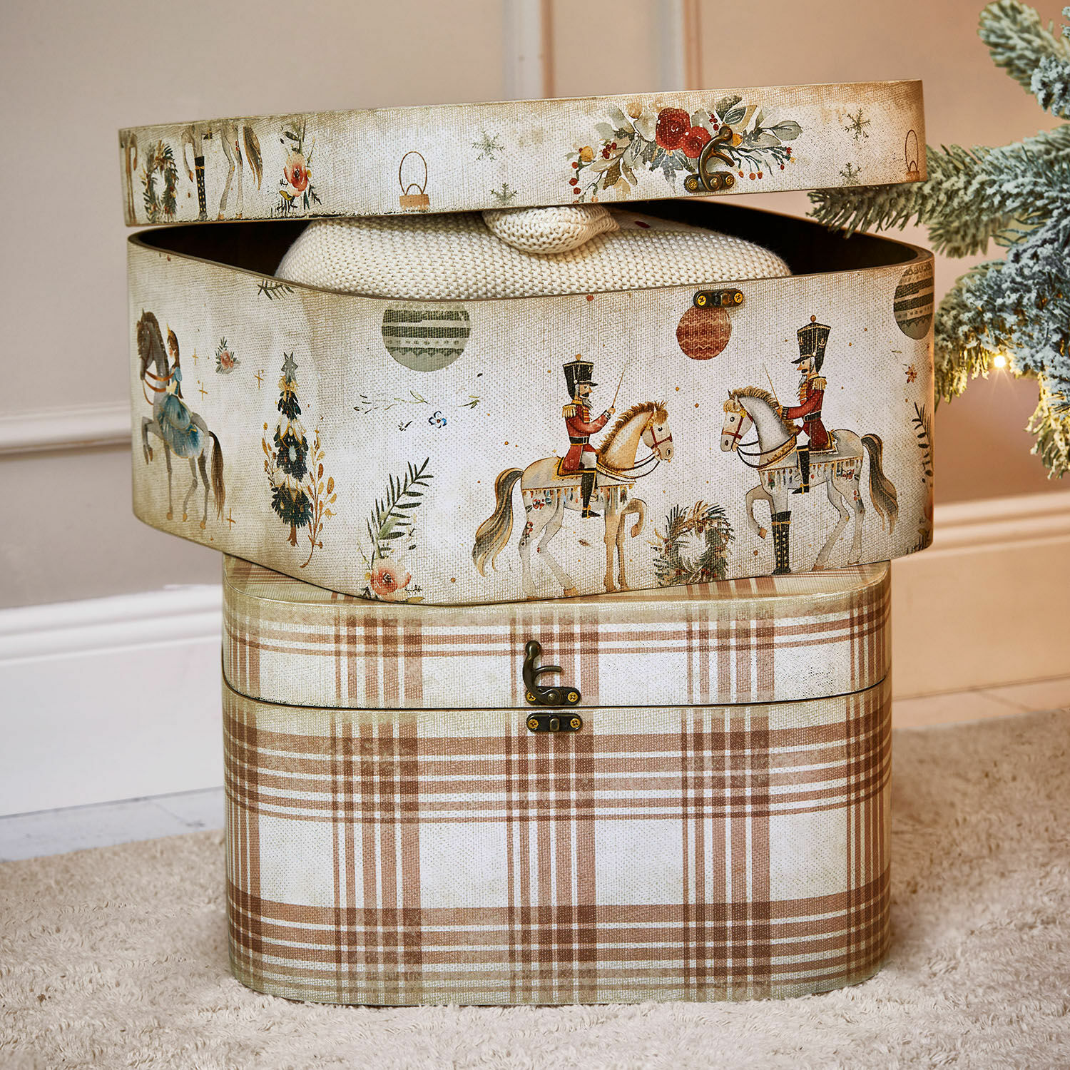 Doosje set van 2 Cormira Decoratieve stoffen dozen in beige met bruin ruitpatroon en soldaten te paard motief, kerstdecoratie