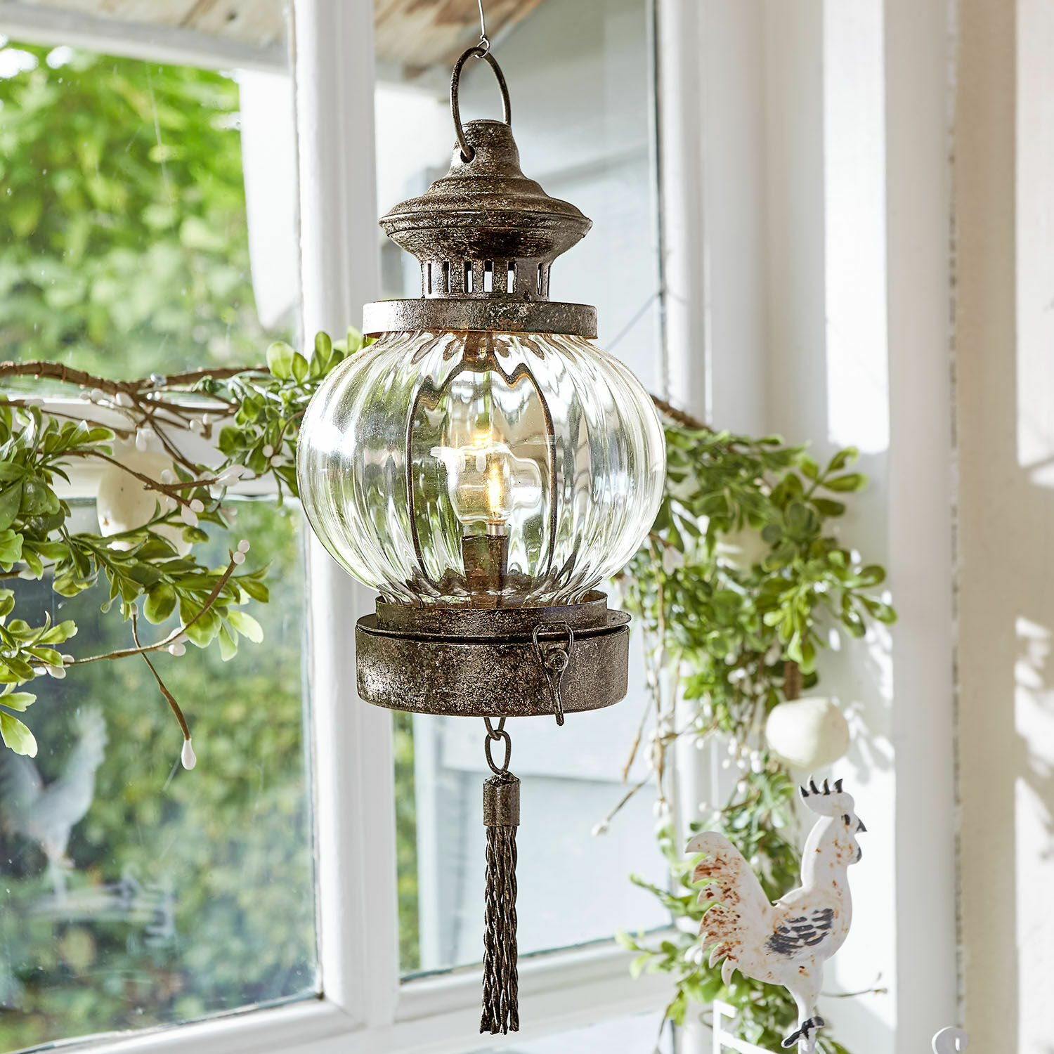 Hangende lantaarn van metaal met doorzichtige glazen kap, decoratie voor binnen en buiten