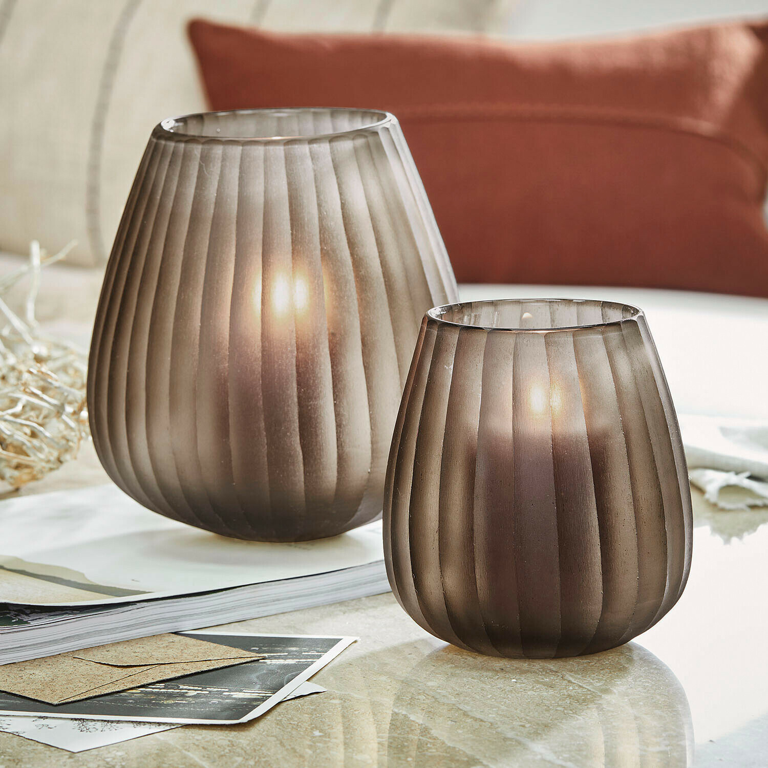 Twee glazen theelichthouders in rookgrijs met verticale ribbels, stijlvolle woondecoratie