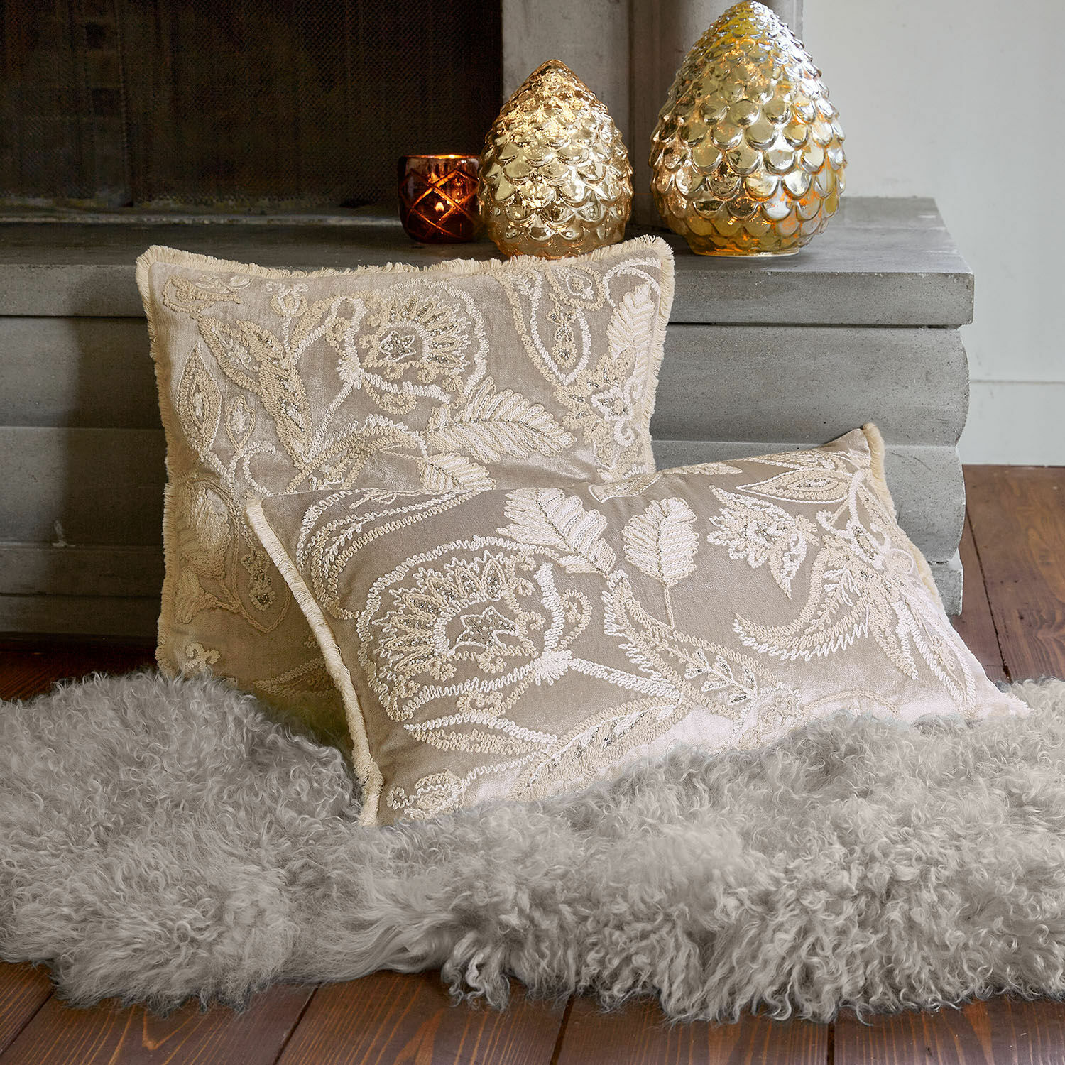 Kussenhoes set van 2 Oplevine Beige geborduurde sierkussens op grijs bontkleed bij open haard, woontextiel voor gezellige ruimtes
