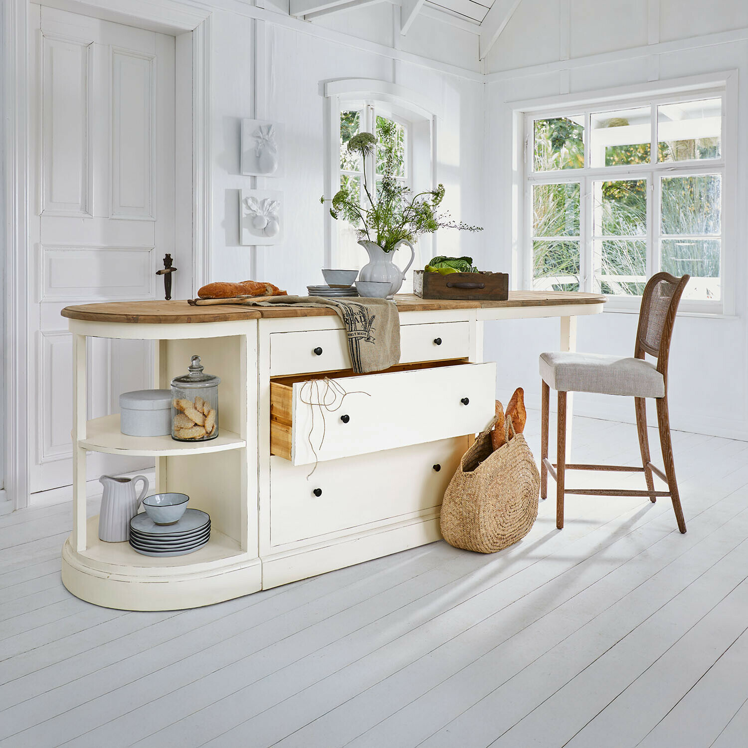 Crèmekleurig keukeneiland met houten blad en lades, rustieke stijl, lichte ruimte