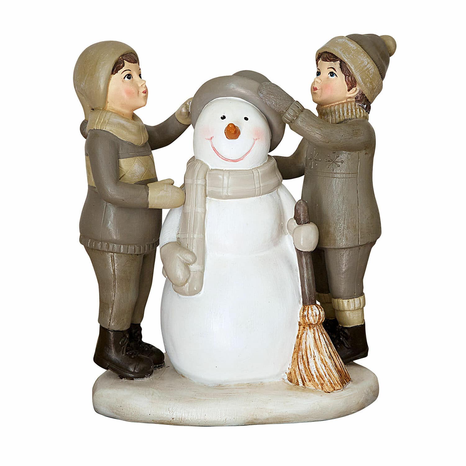 Sierbeeldje Elvirette Beeldje van twee kinderen die een sneeuwpop aankleden, gemaakt van hars in beige en bruine winterkleding